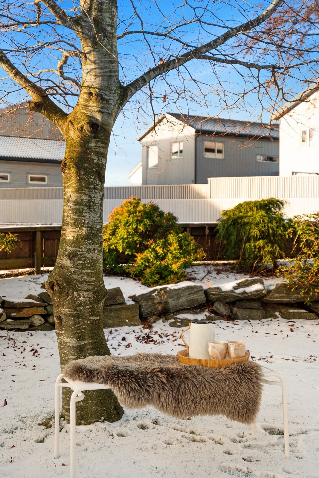 Etablert hage med ulike bærbusker og frukttrær. Flotte prydtrær, herunder to ulike kirsebærtrær, kastanjetre, apeskrekk og magnoliatrær, samt flere andre sorter som gir et grønt og innbydende uteområde Galleribilde