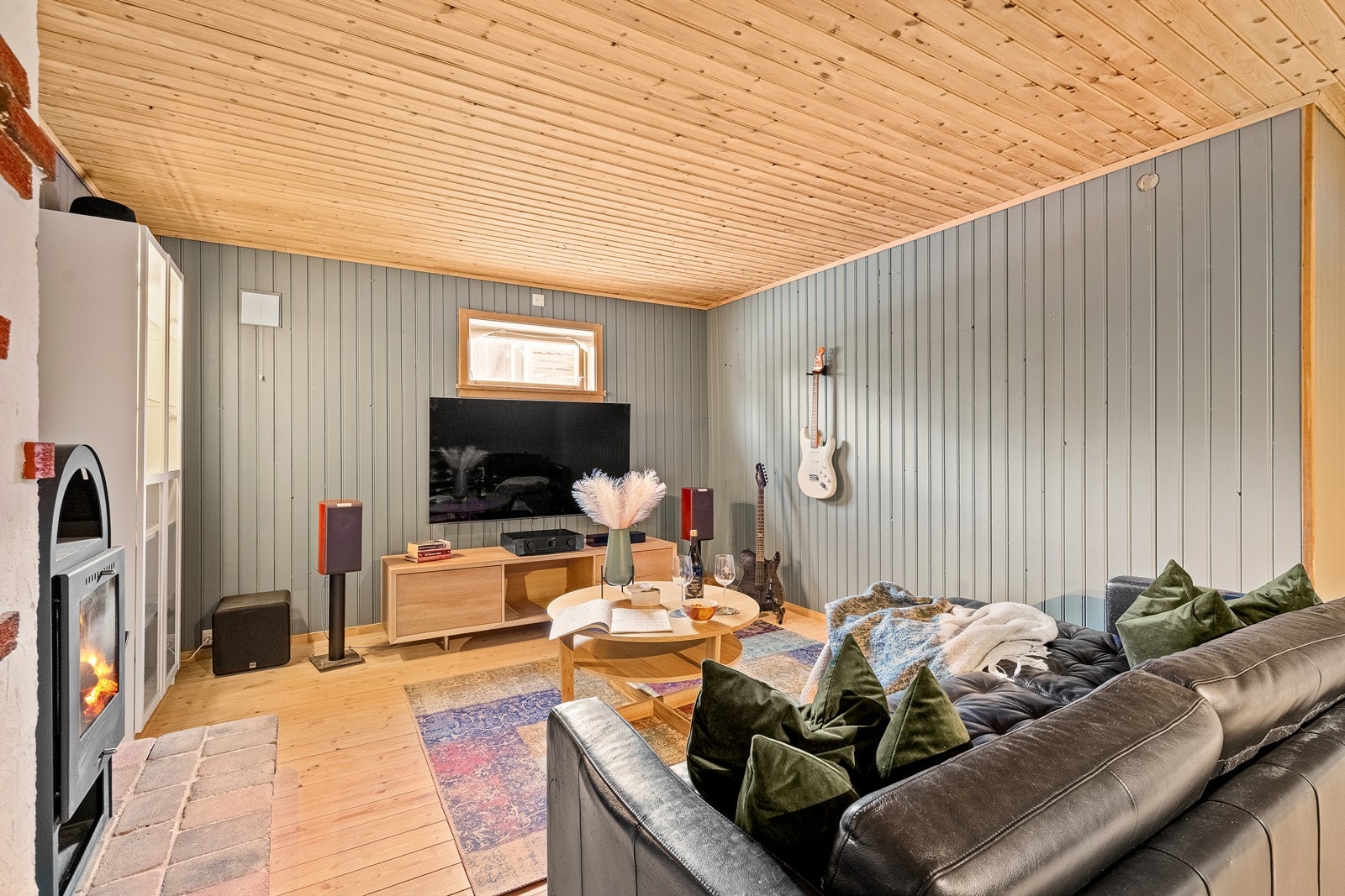 Innredet kjellerstue - et fleksibelt rom som kan brukes til avslapning, hobby eller ekstra oppholdsplass. I kjellerstuen er det vedovn. Innredningen er ikke omsøkt og godkjent. Galleribilde