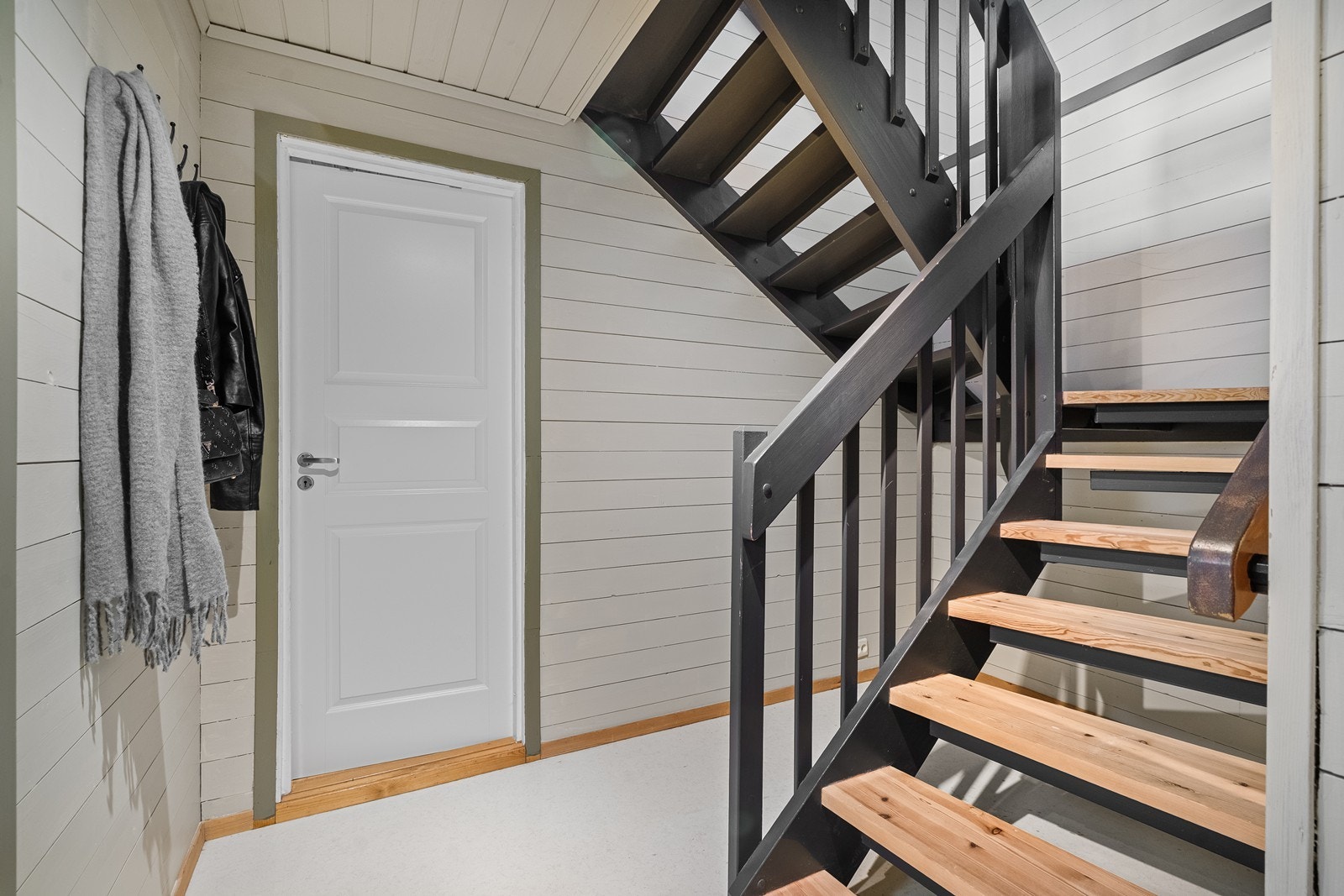 Innholdsrik kjeller er innredet med soverom, bad, gang, boder og kjølerom - praktisk og romslig med mange muligheter. Bruksendring er ikke omsøkt og godkjent. Galleribilde