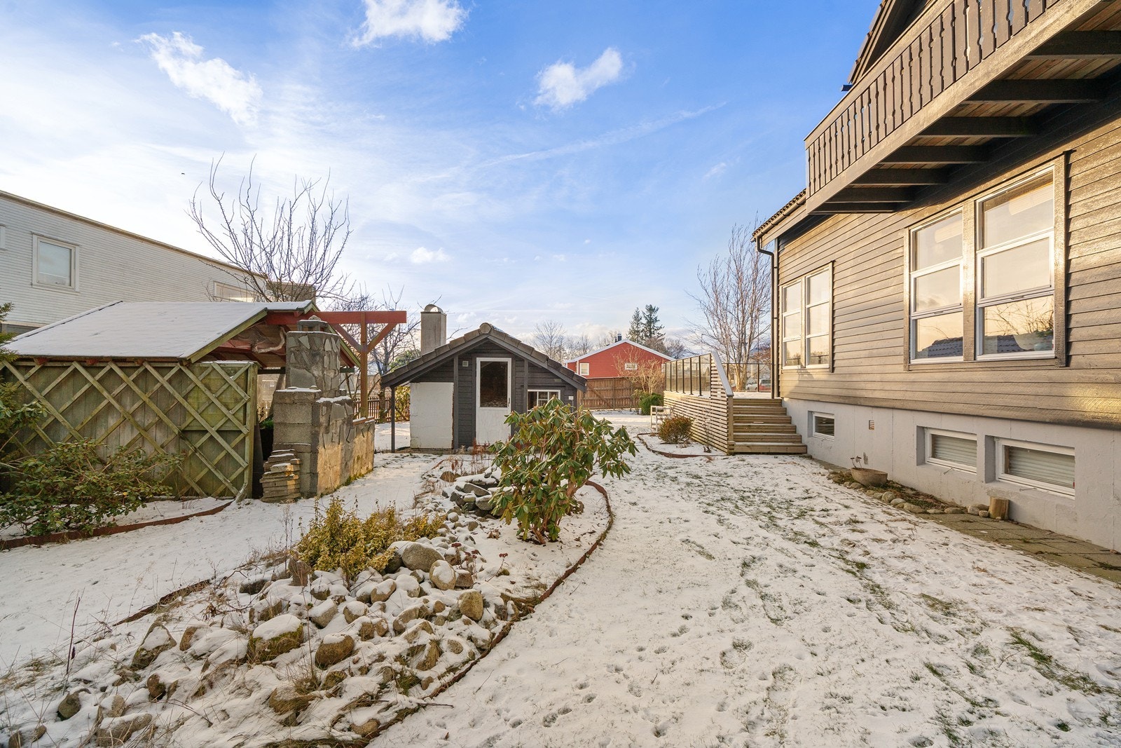 Dette er et hjem for deg som ønsker en vakker og trivelig hage, med plass til både blomster, bær og gode stunder i hverdagen. Galleribilde