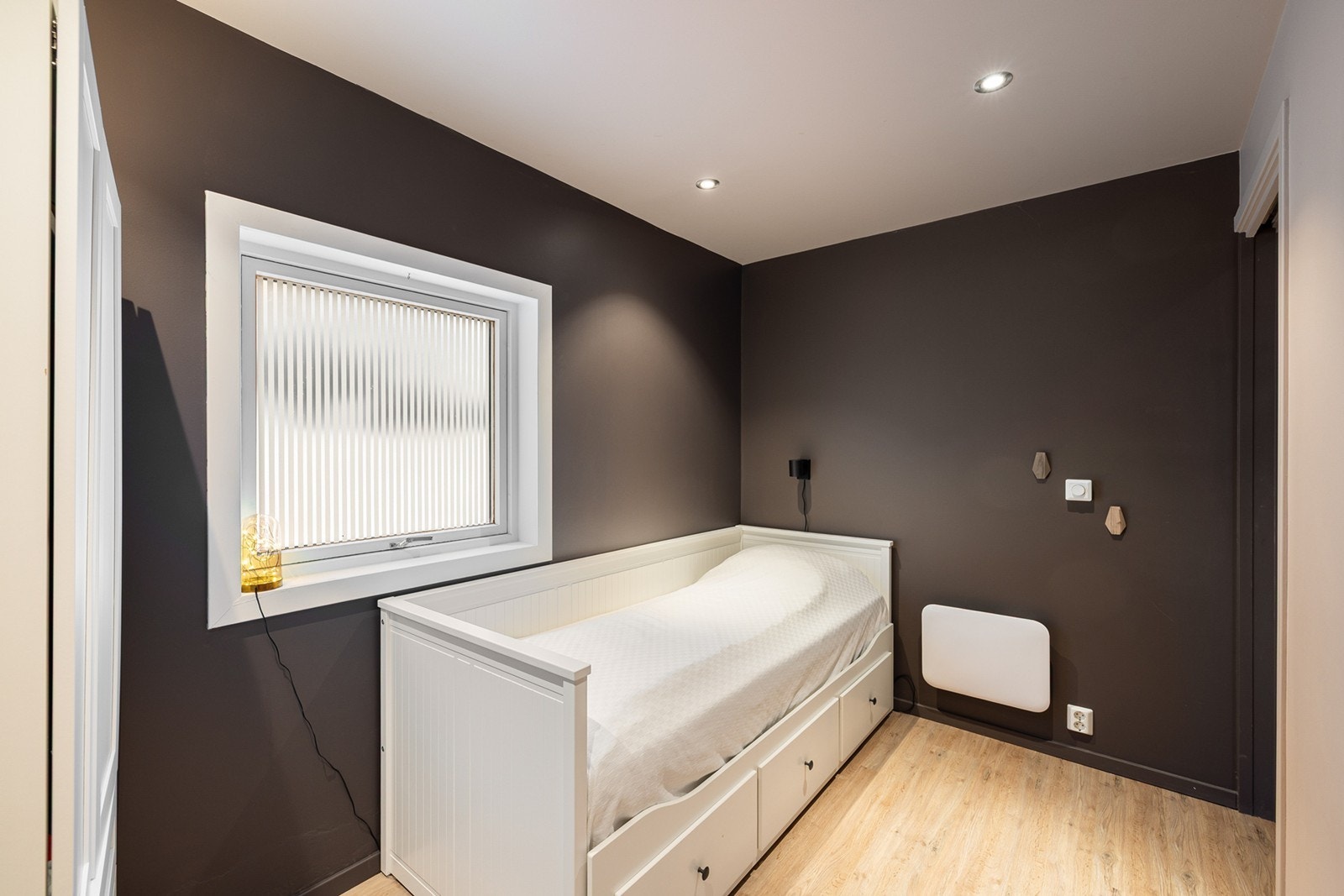 Rommet har plass til seng, garderobeløsning og øvrig møblering etter behov. Galleribilde