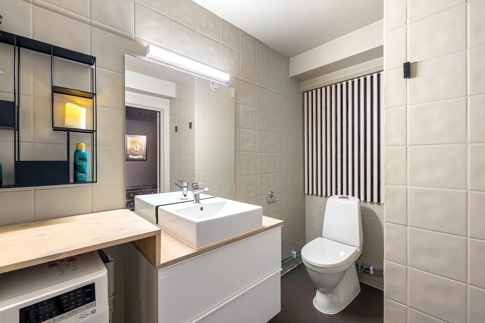 Praktisk og funksjonelt bad med mikrosement på gulv og malte fliser på vegger, som gir et moderne og helhetlig uttrykk Galleribilde