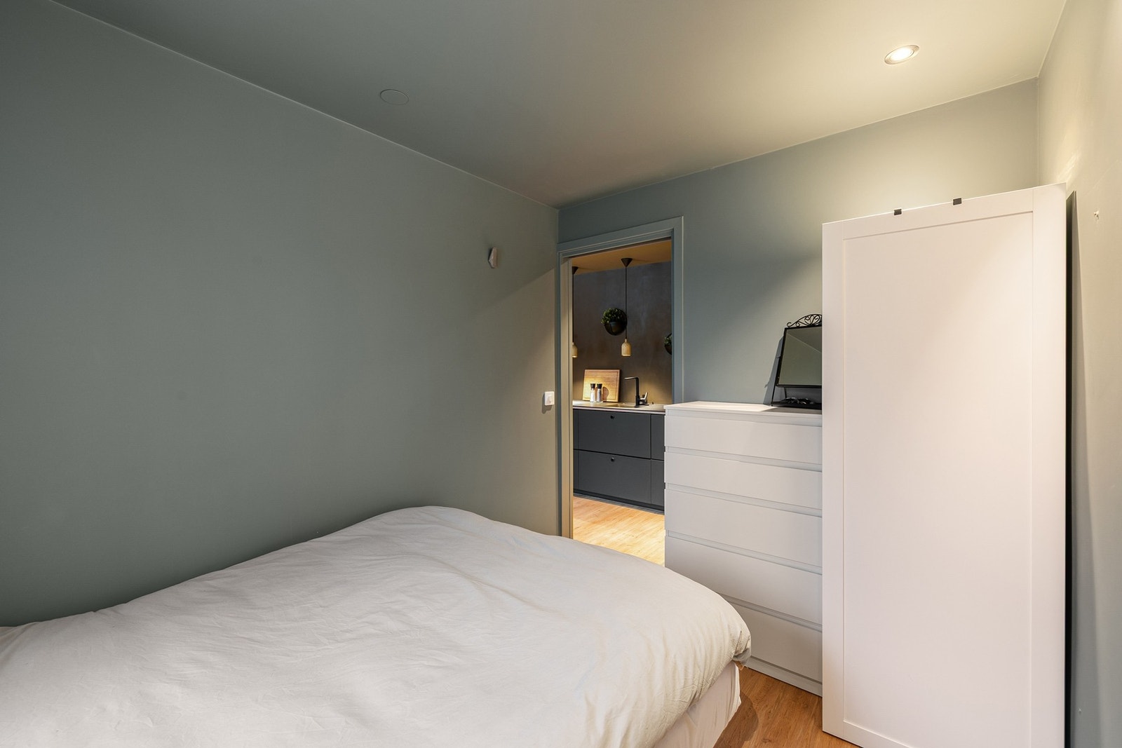 Et hyggelig hovedsoverom med plass til dobbeltseng. Rommet har en lun og behagelig fargepalett som gir en avslappende atmosfære. Galleribilde