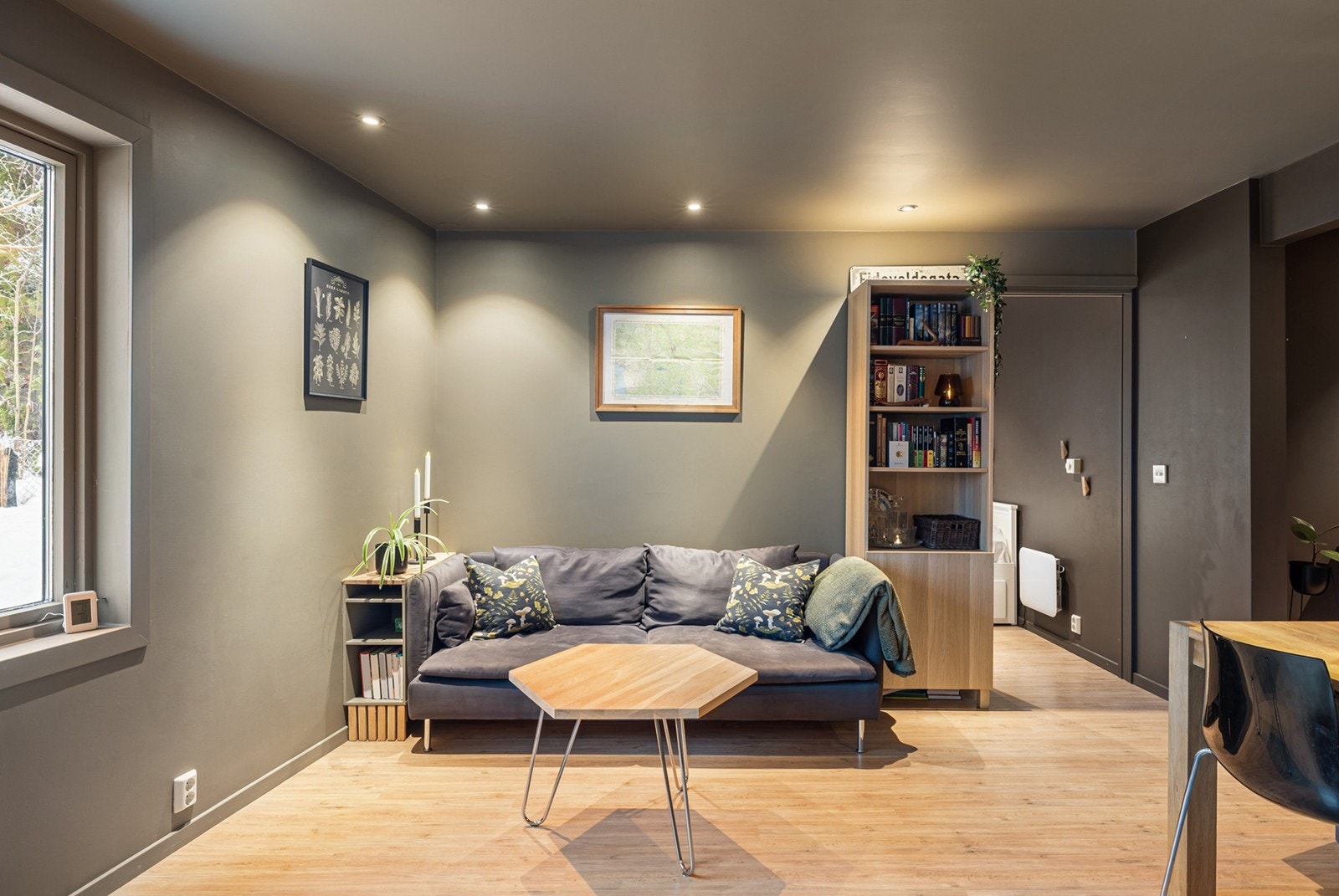 Store vindusflater slipper inn rikelig med naturlig lys, mens den åpne planløsningen gir fleksible møbleringsmuligheter. Galleribilde