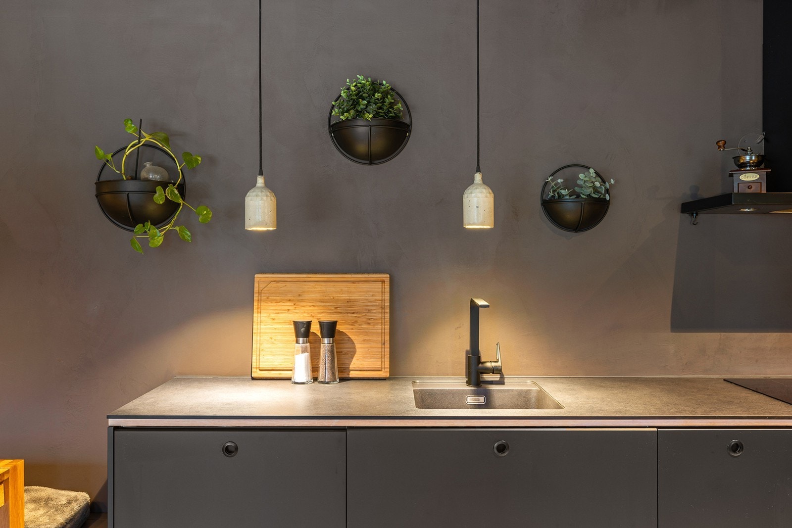 God skap- og benkeplass gjør kjøkkenet praktisk både til hverdagsbruk og matlaging. Galleribilde