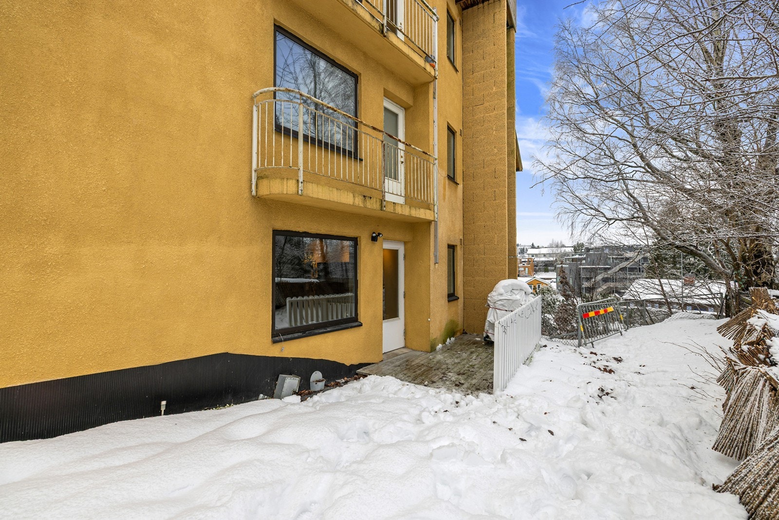 Fra stuen er det direkte utgang til veranda, noe som gir gode muligheter for å nyte fine dager og lune kvelder. Galleribilde