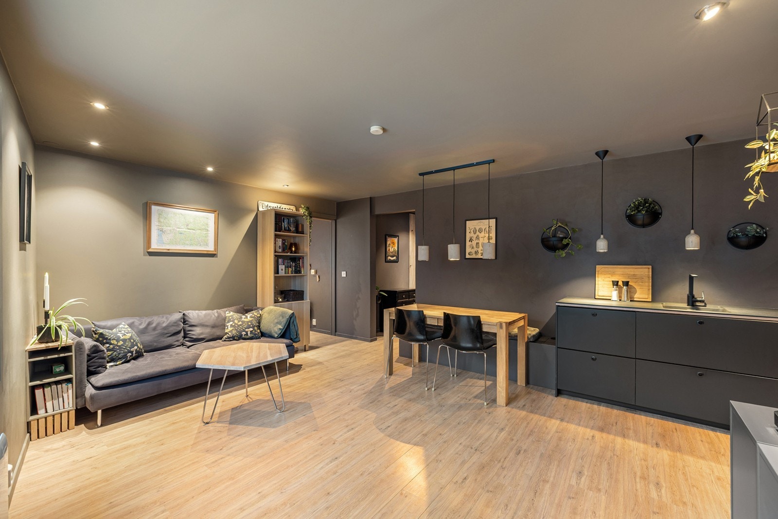 Åpen stue- og kjøkkenløsning som gir en luftig romfølelse og gode soner for både hverdag og sosialt samvær. Galleribilde