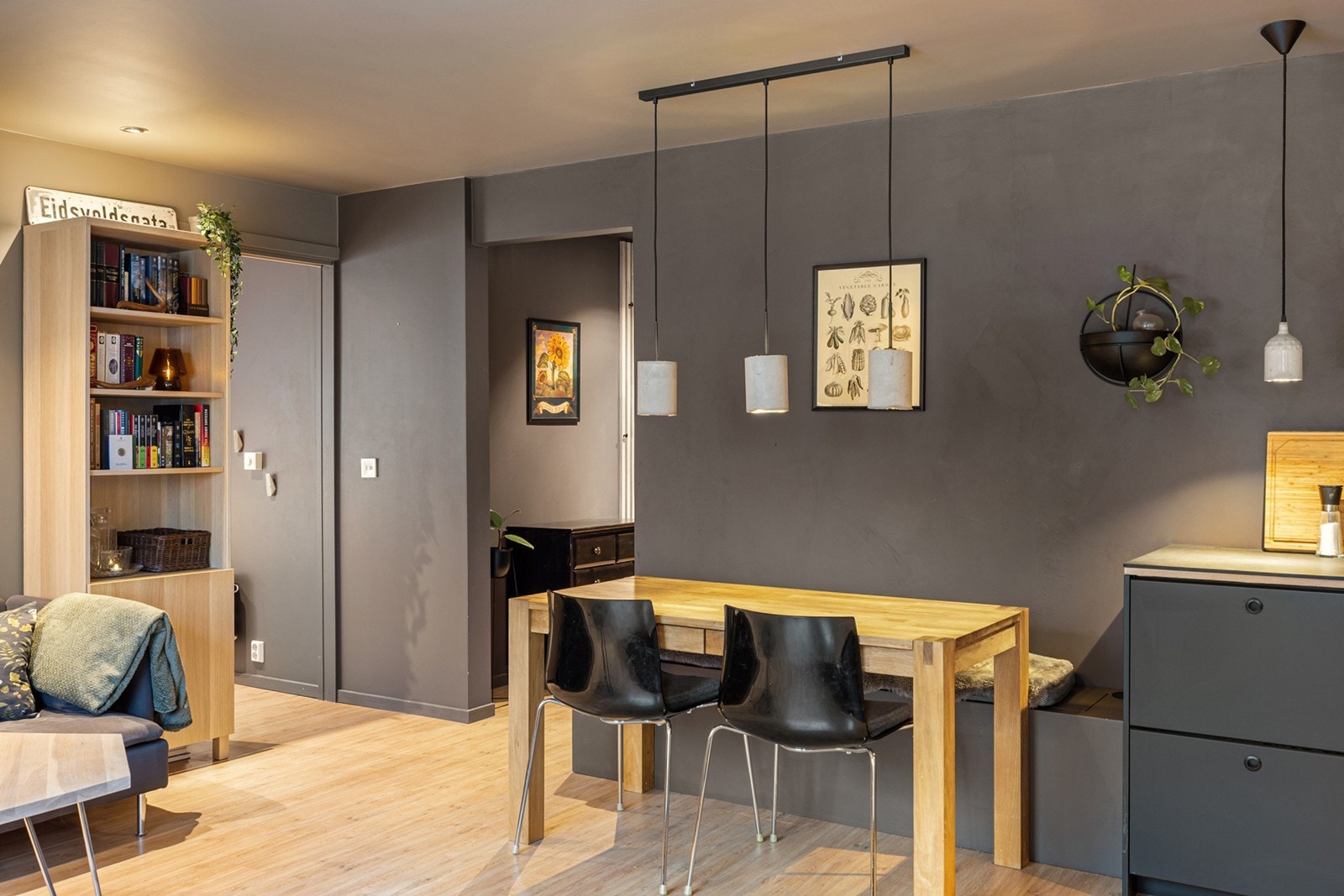 Her er det plass til både sofagruppe og spisebord, og løsningen skaper en naturlig flyt mellom kjøkken og stue. Galleribilde