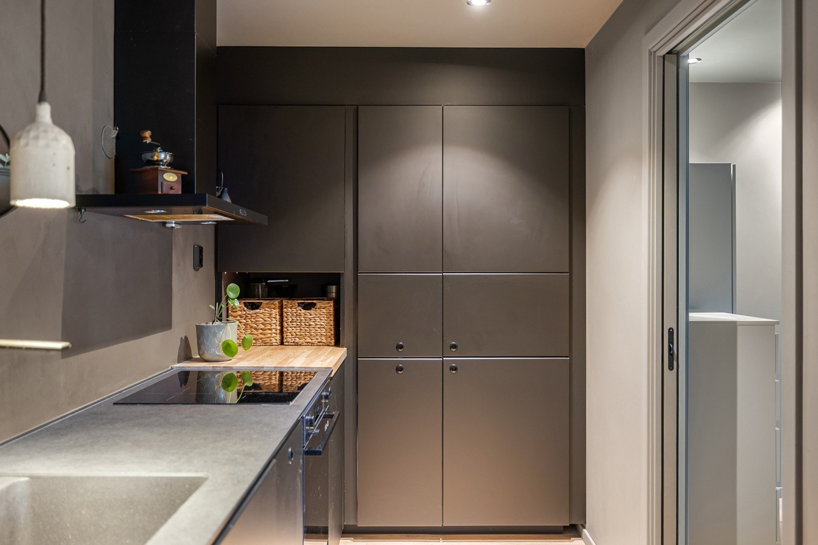 Kjøkkenet er utstyrt med integrert oppvaskmaskin, integrert komfyr, nedfelt platetopp, ventilator over kokeplass, samt integrert kombiskap. Galleribilde