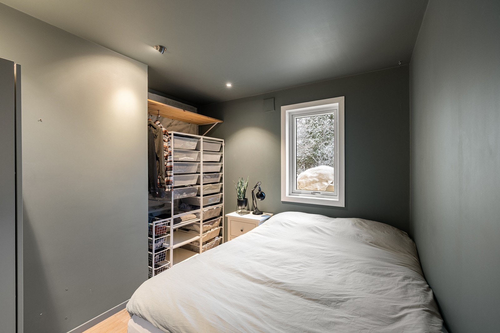 Det er vindu som slipper inn naturlig lys, samt praktiske løsninger for oppbevaring med garderobeløsning/kommode. Galleribilde