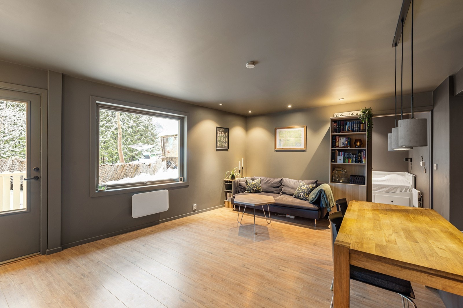 Attraktiv 3 roms selveierleilighet i første etasje med uteplass ut mot hage og egen parkeringsplass. Galleribilde