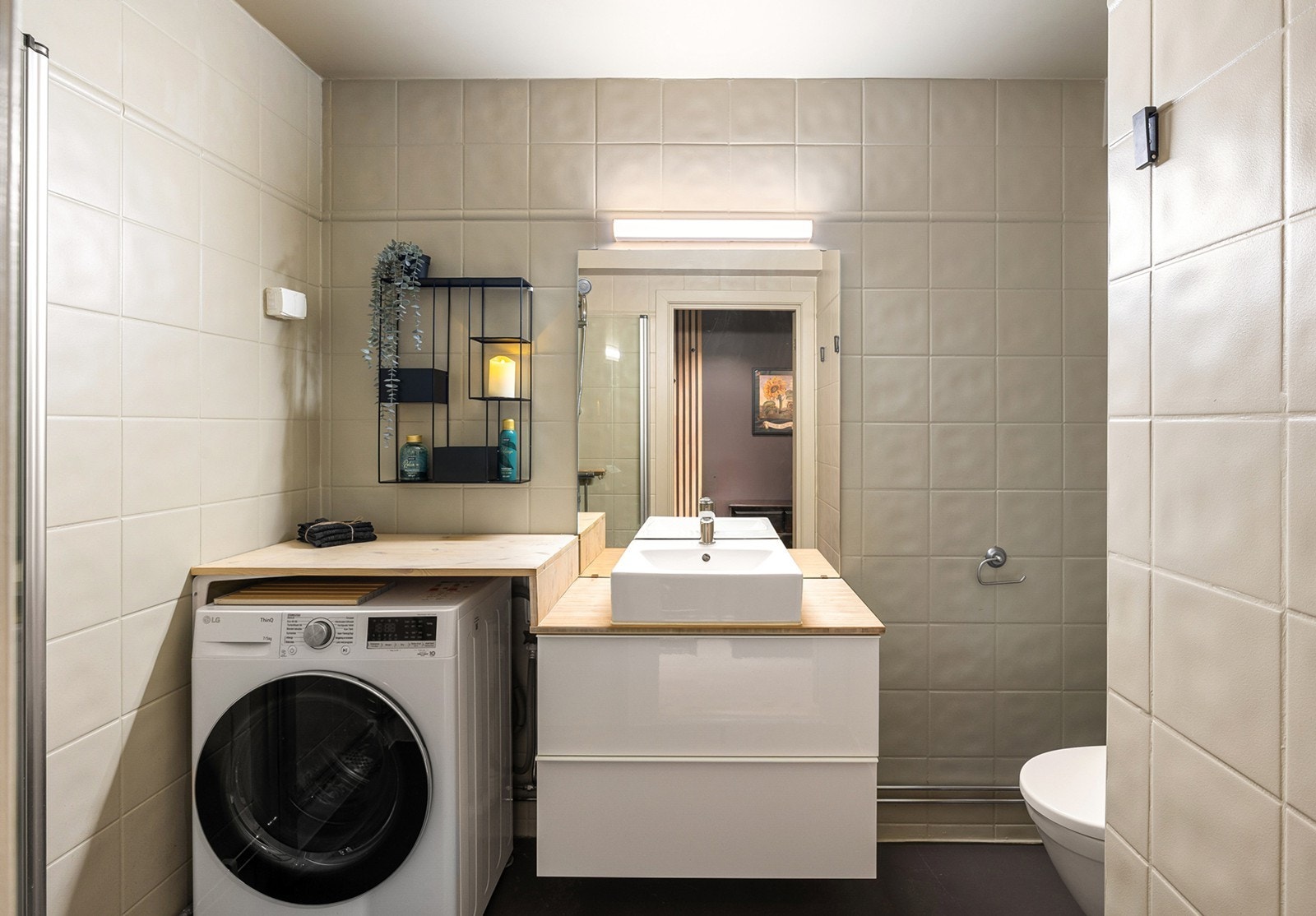 Badet er i tillegg utstyrt med gulvvarme, som gir økt komfort og behagelig temperatur året rundt. Galleribilde