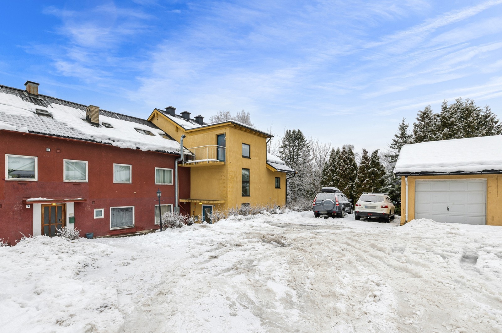 Leiligheten disponerer en parkeringsplass på eiendommen, praktisk beliggende i tilknytning til boligen. Galleribilde