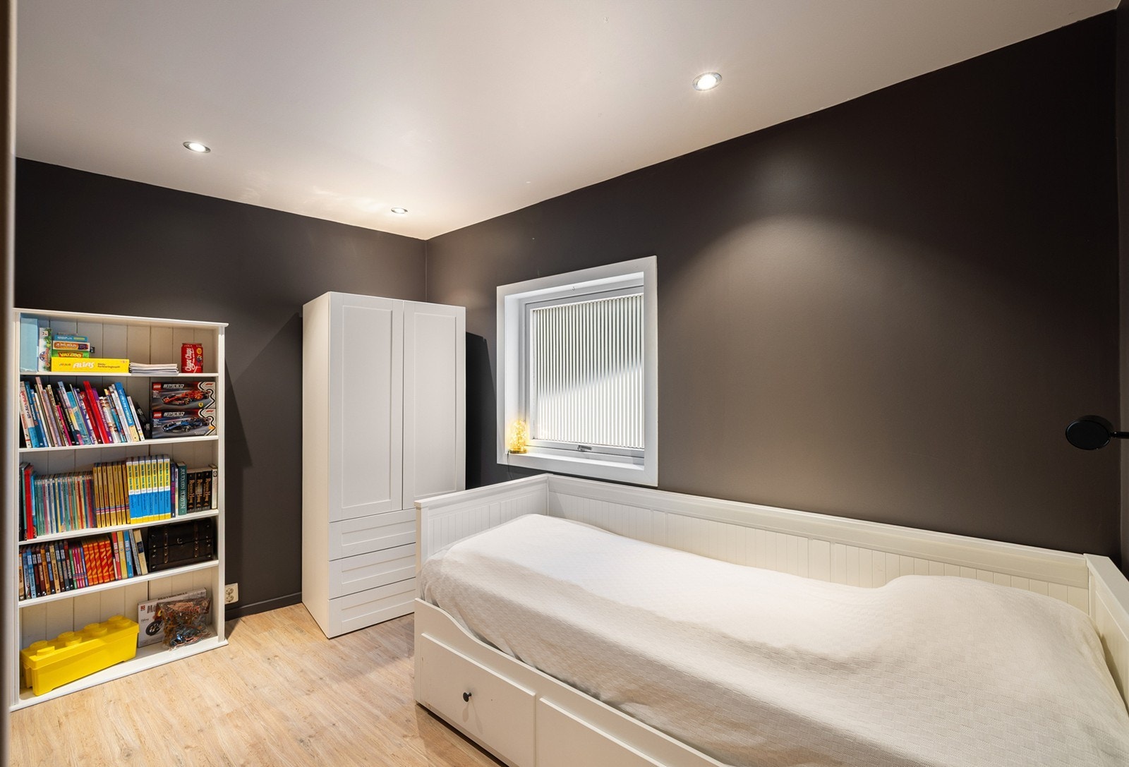 Boligens andre soverom fremstår som lyst og trivelig, og egner seg godt som barnerom, gjesterom eller hjemmekontor. Galleribilde