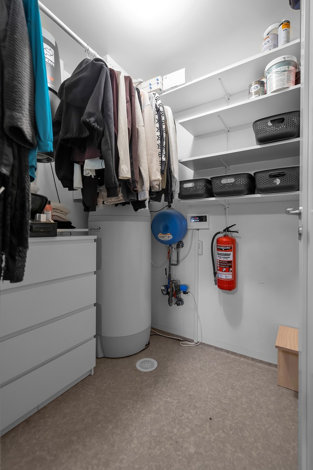 Boden er godt utnyttet med hyller og klesoppheng Galleribilde