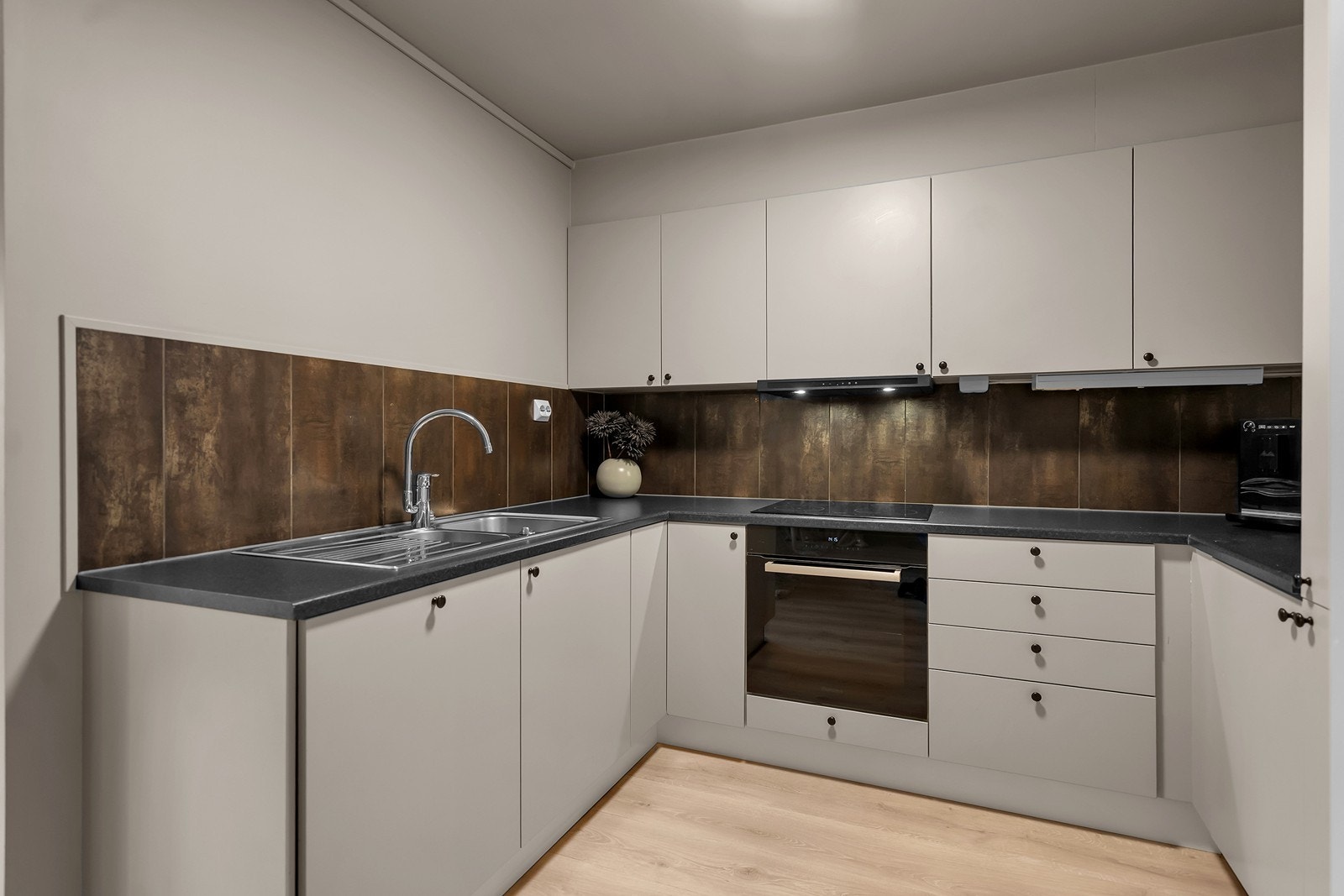 Praktisk kjøkken i glatte fronter Galleribilde