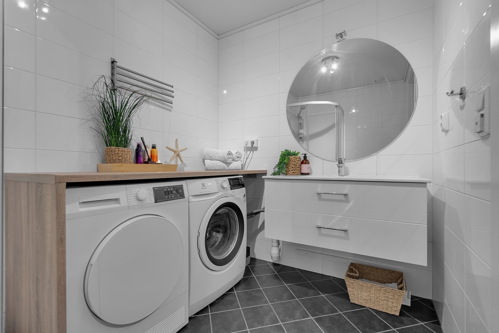 Bad som består av fliser på både vegger og gulv med elektriske varmekabler i gulvet Galleribilde