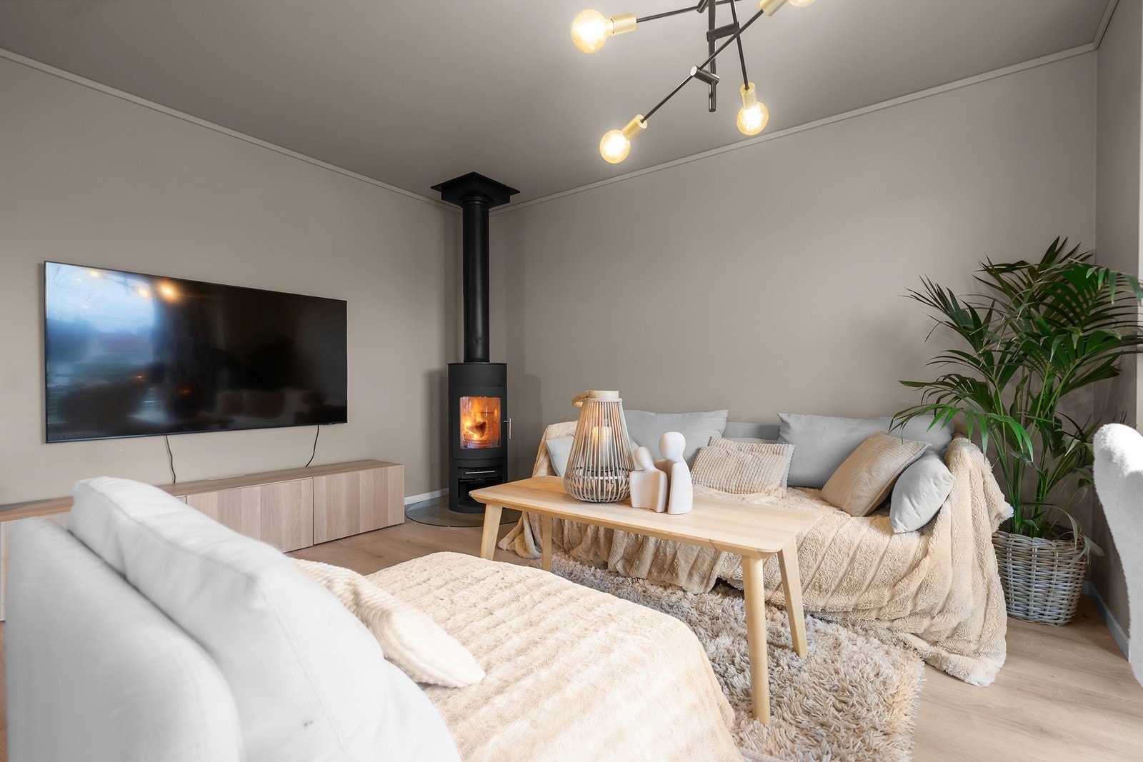 Vedovn plassert i stue, leiligheten har også balansert ventilasjon Galleribilde