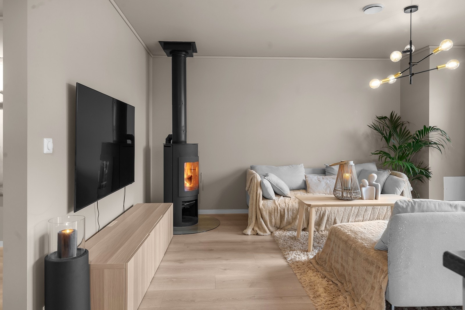 Stuen har gode møblerings muligheter med god plass til både sofa og spisebord Galleribilde