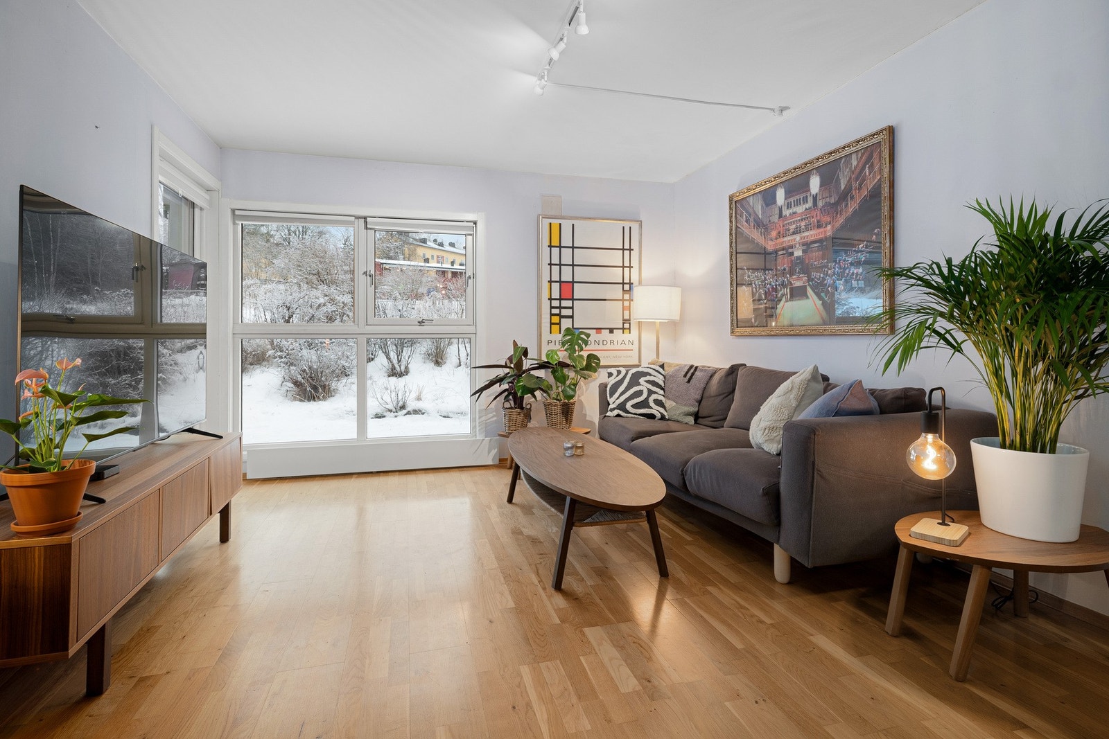 Romslig og møbleringsvennlig stue med store vindusflater. Galleribilde