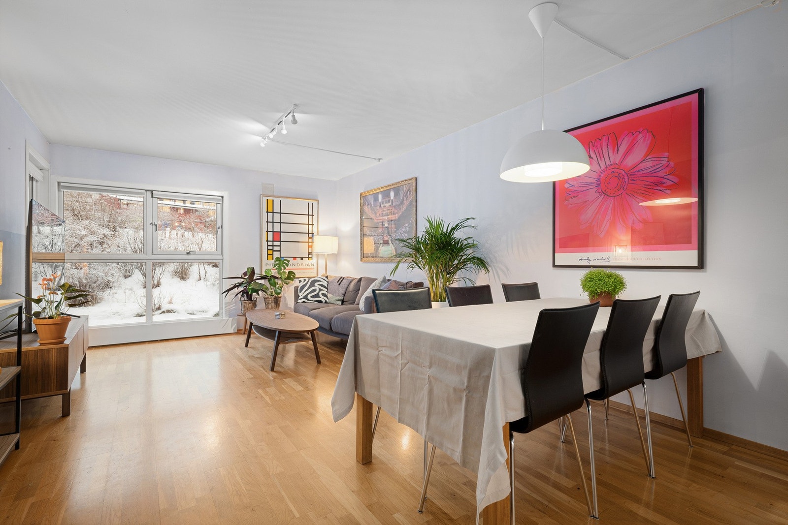 En familievennlig rekkehusleilighet med svært god intern plassering på et barnevennlig tun i Øvre Sogn brl. Galleribilde