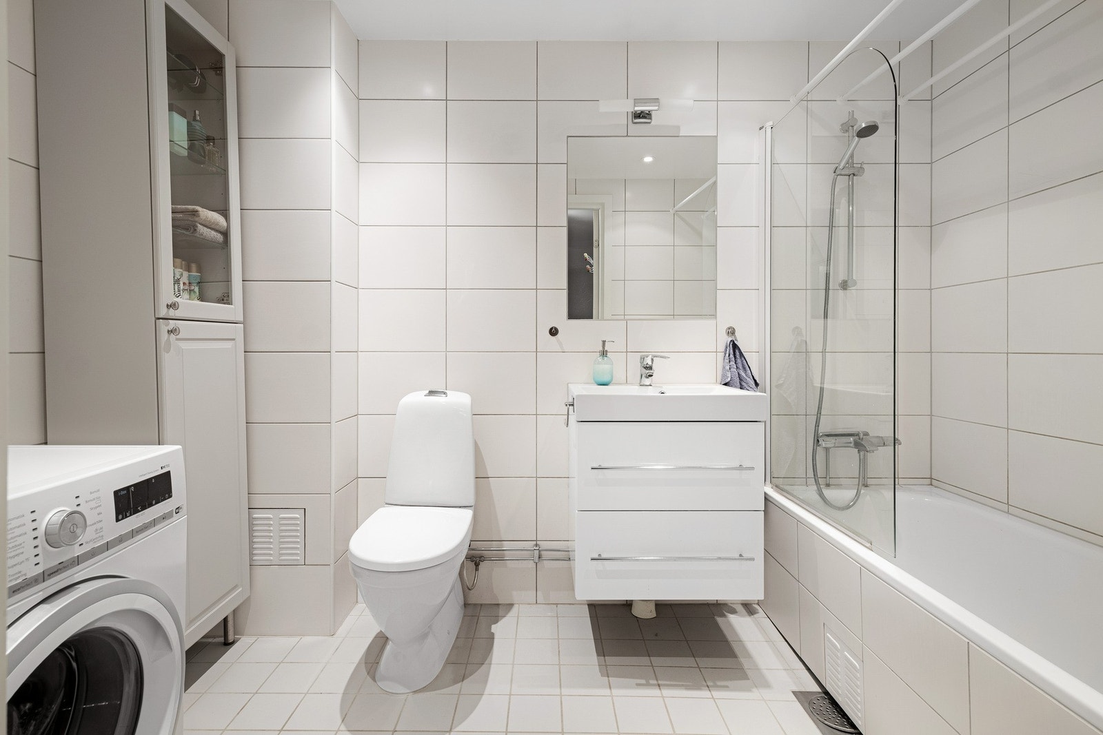 Pent, flislagt bad fra 2011 med gulvvarme. Galleribilde