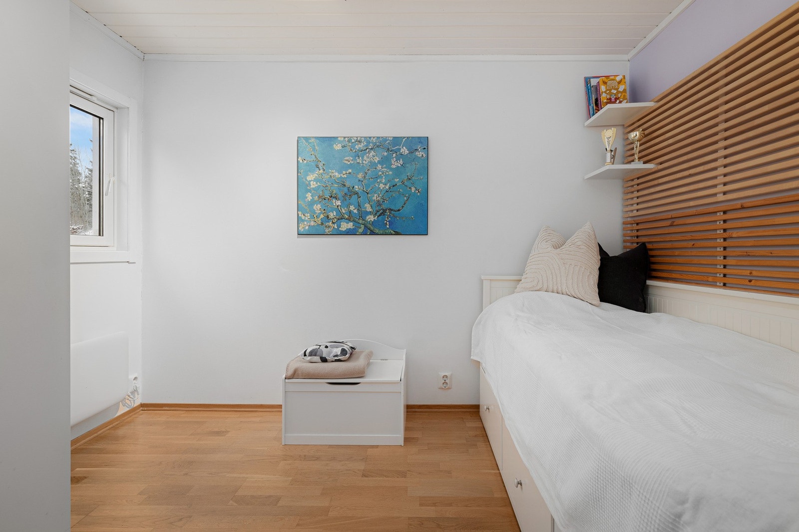 Soverom ll ligger i motsatt ende, og egner seg godt som barnerom, gjesterom eller kontor. Galleribilde