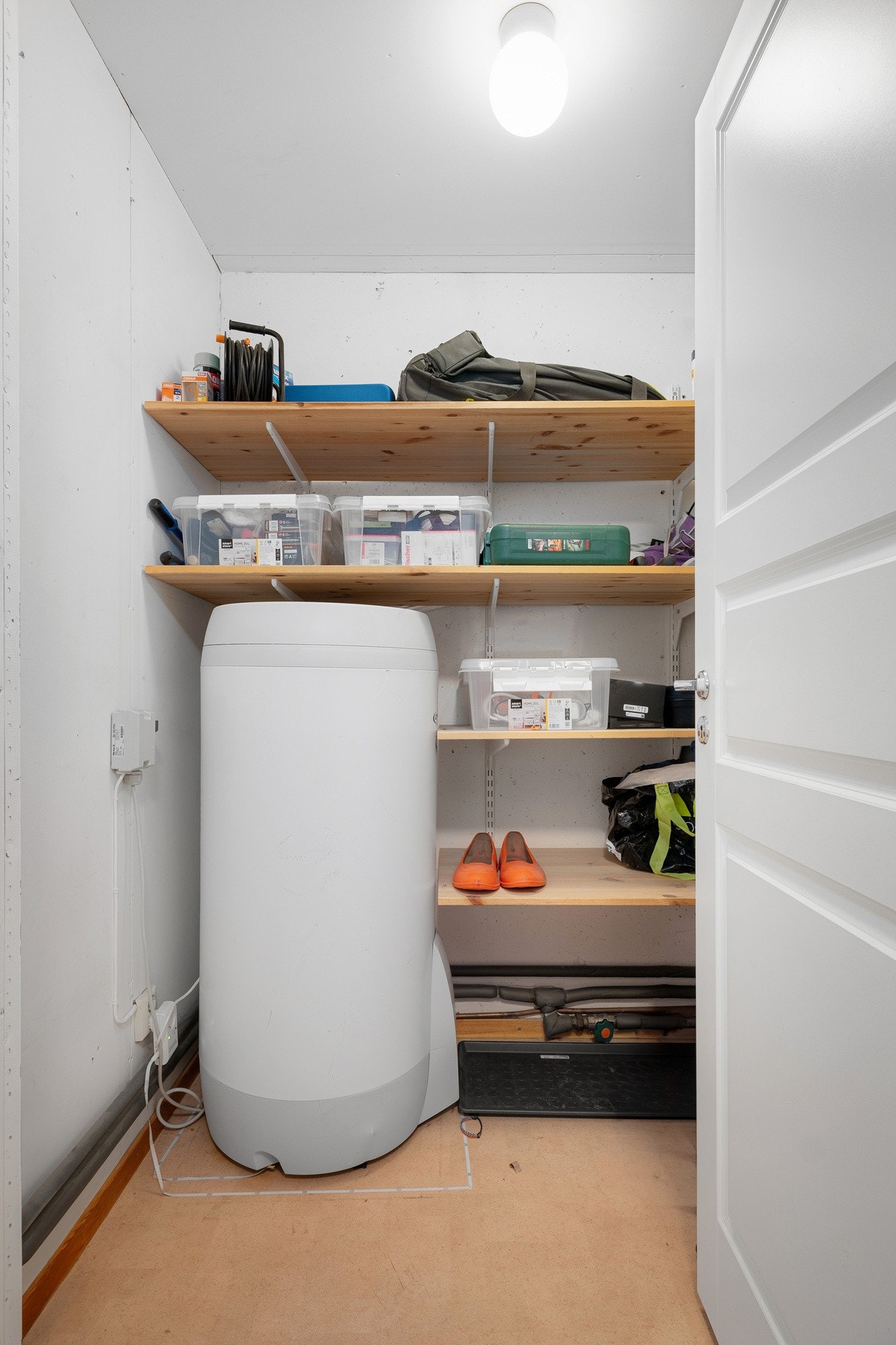 Fra mellomgangen er det adkomst til en innvendig bod med varmtvannsbereder og god plass til oppbevaring. Galleribilde