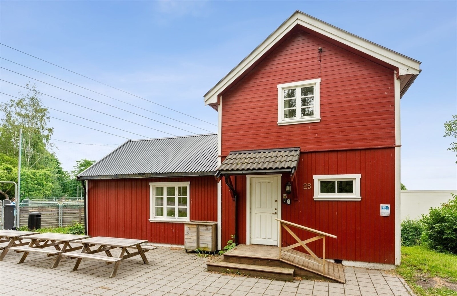 Det Røde Huset er et felleslokale som leies ut som selskapslokale for beboere og andre. Galleribilde