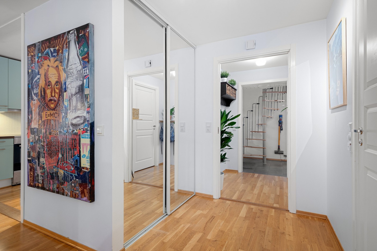 I mellomgangen er det en stor skyvedørsgarderobe. Galleribilde