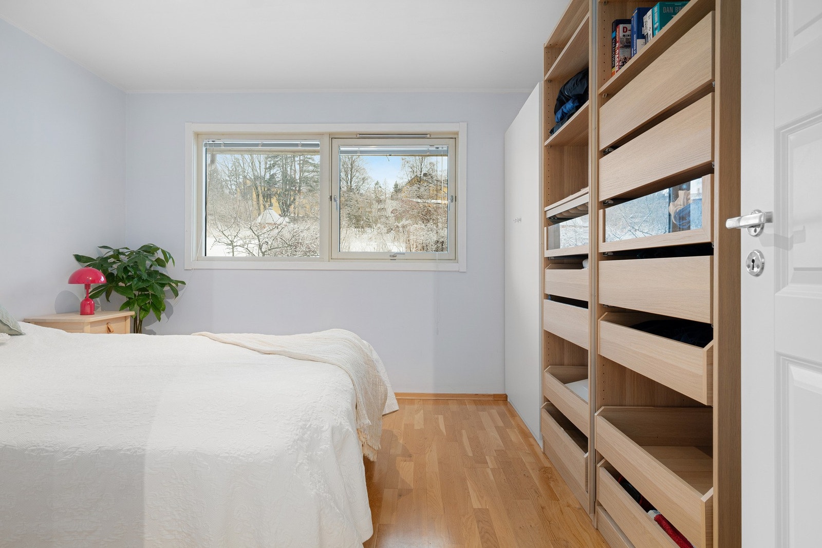 Soverommet er innredet med stor garderobe langs hele langveggen. Galleribilde