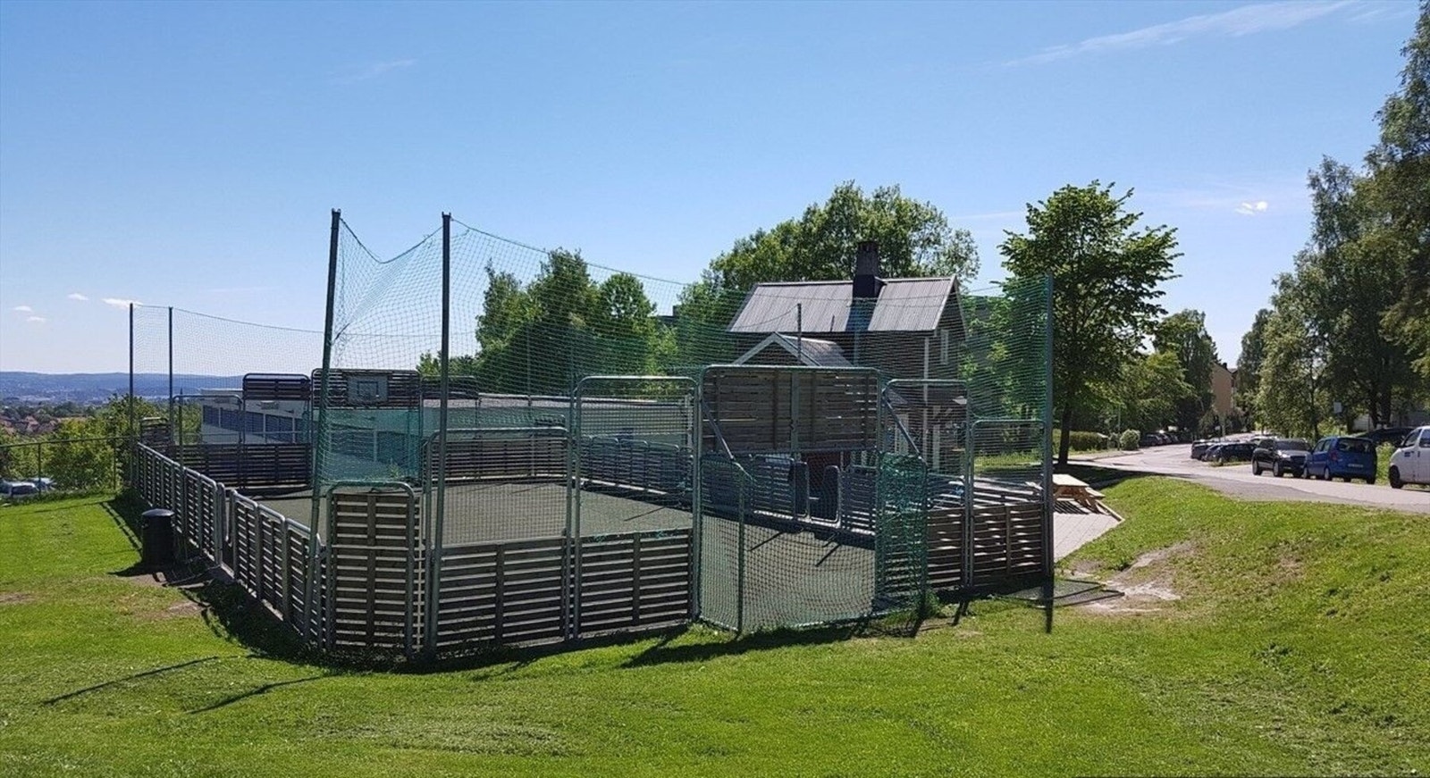 I tilknytning til Det røde huset, ligger det en populær ballbinge. Galleribilde