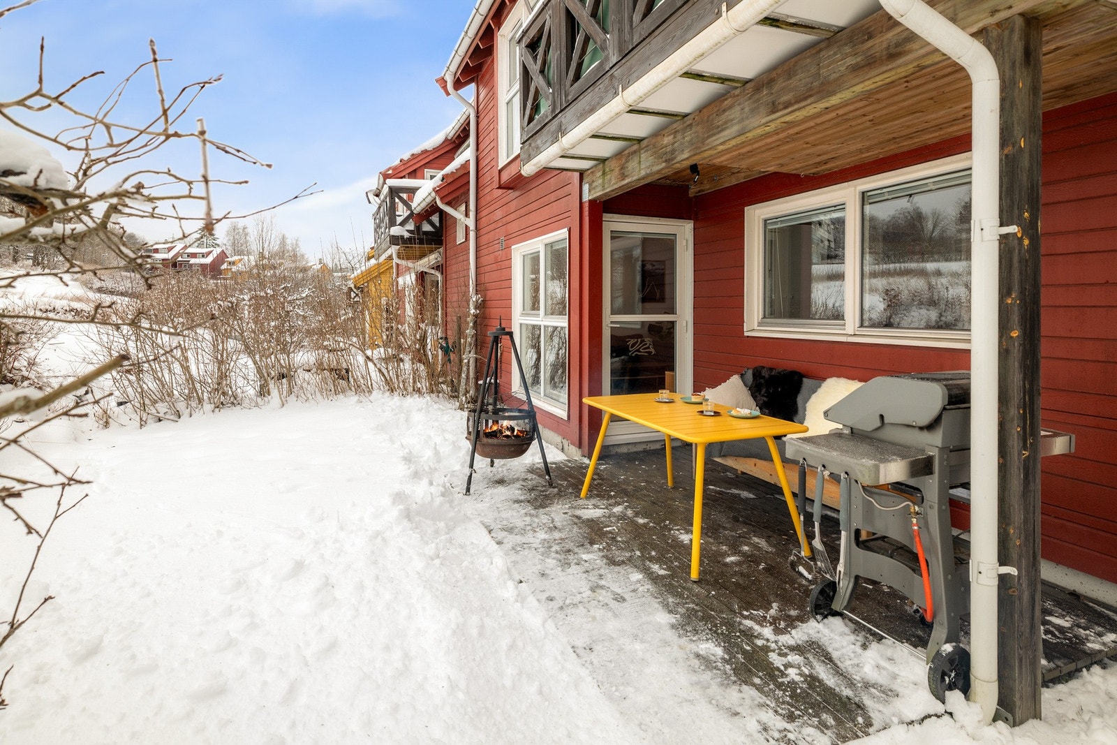 En del av terrassen er trukket inn i fasaden, noe som gir en skjermet og tilbaketrukket uteplass. Galleribilde