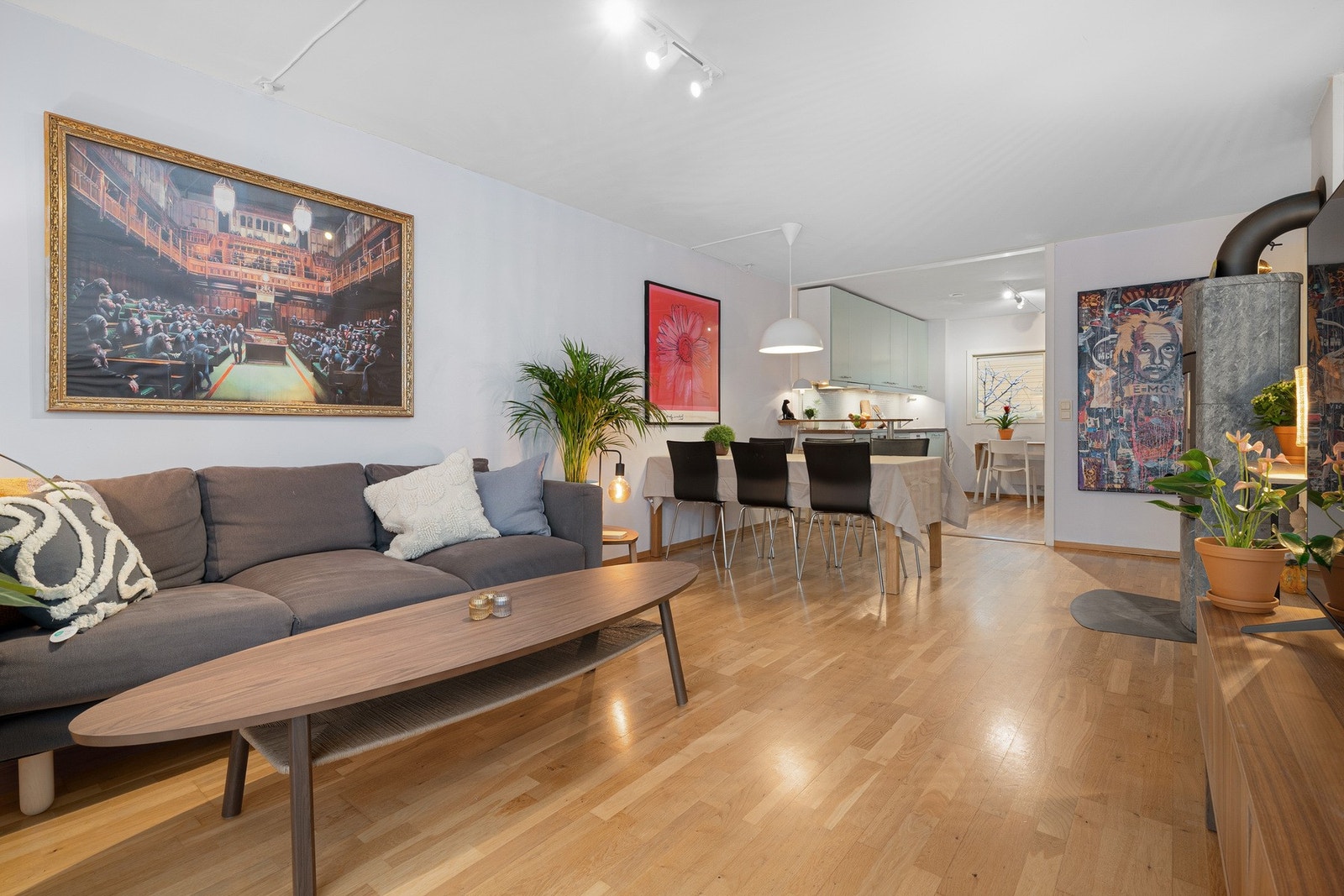 Overflater malt i lyse fargetoner, kombinert med trestavs parkett på gulv. Galleribilde