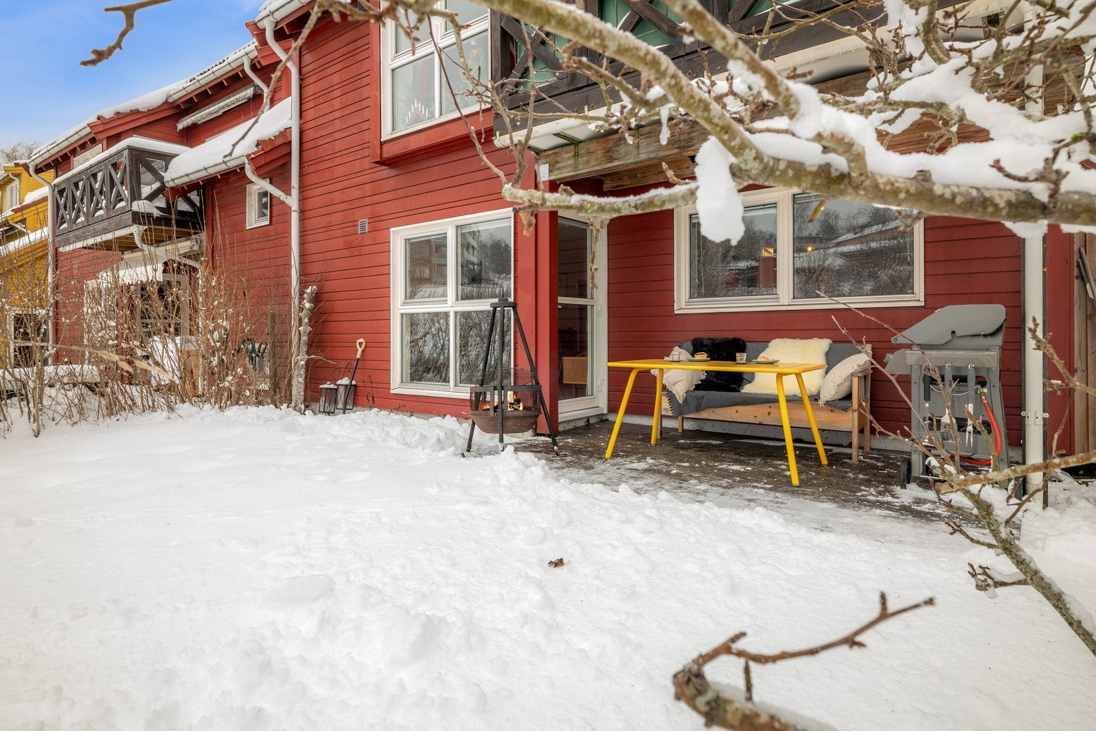 Fra stuen er det utgang til en markterrasse på ca. 8 m² som danner et naturlig uterom for både rolige stunder og sosialt samvær. Galleribilde