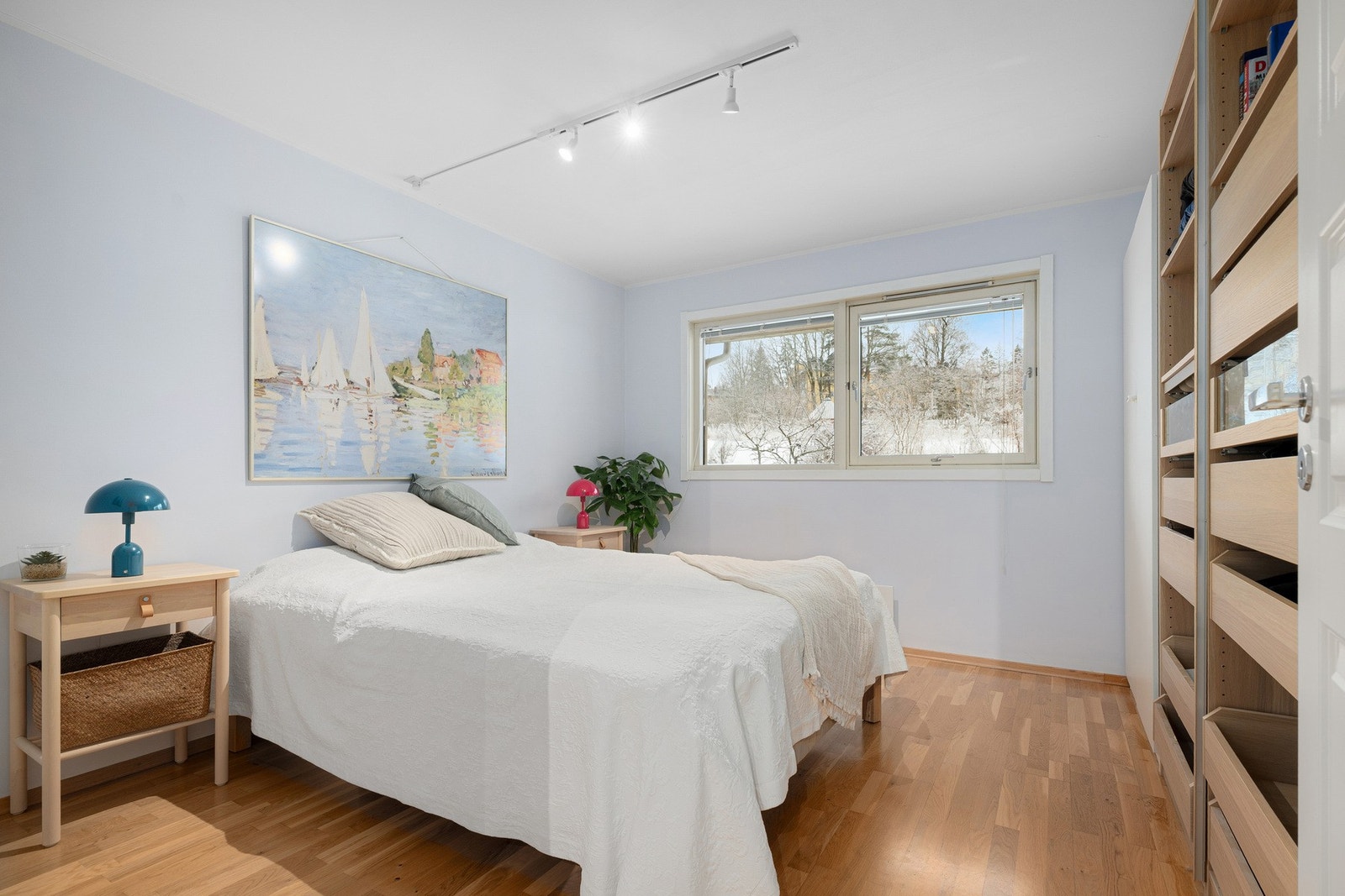 Romslig hovedsoverom med god plass til dobbeltseng og øvrig soveromsmøblement. Galleribilde