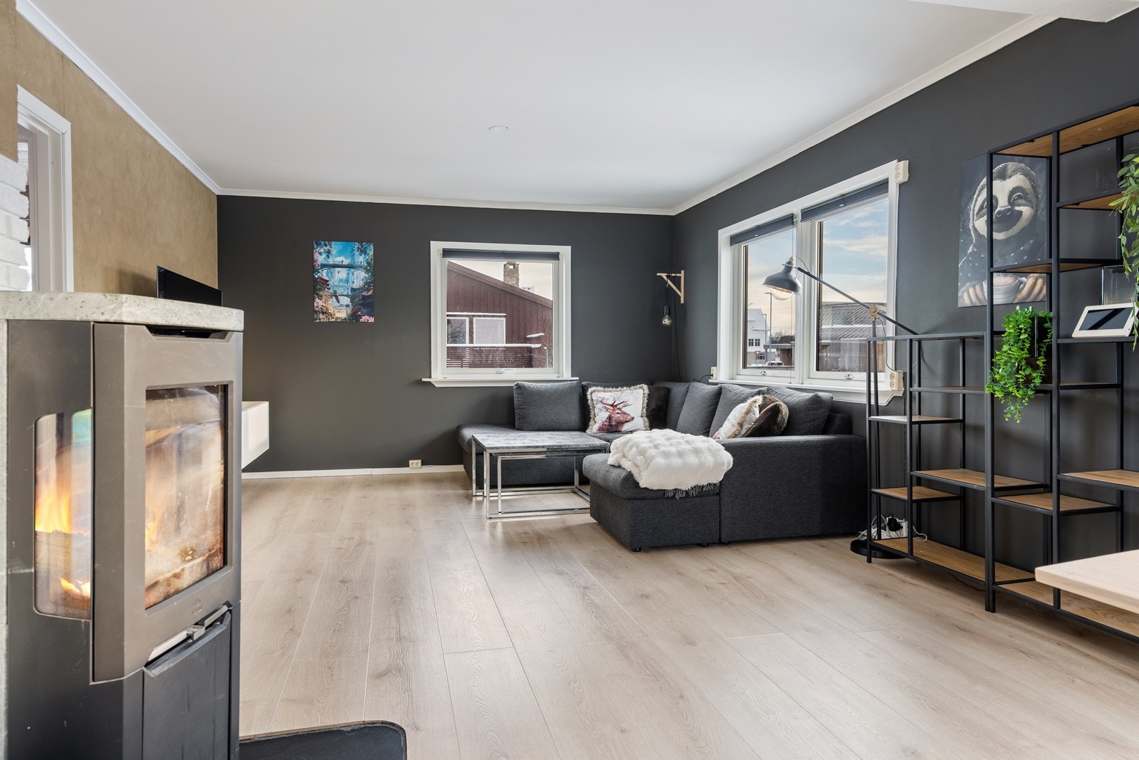 Lys og koselig stue med peisovn Galleribilde