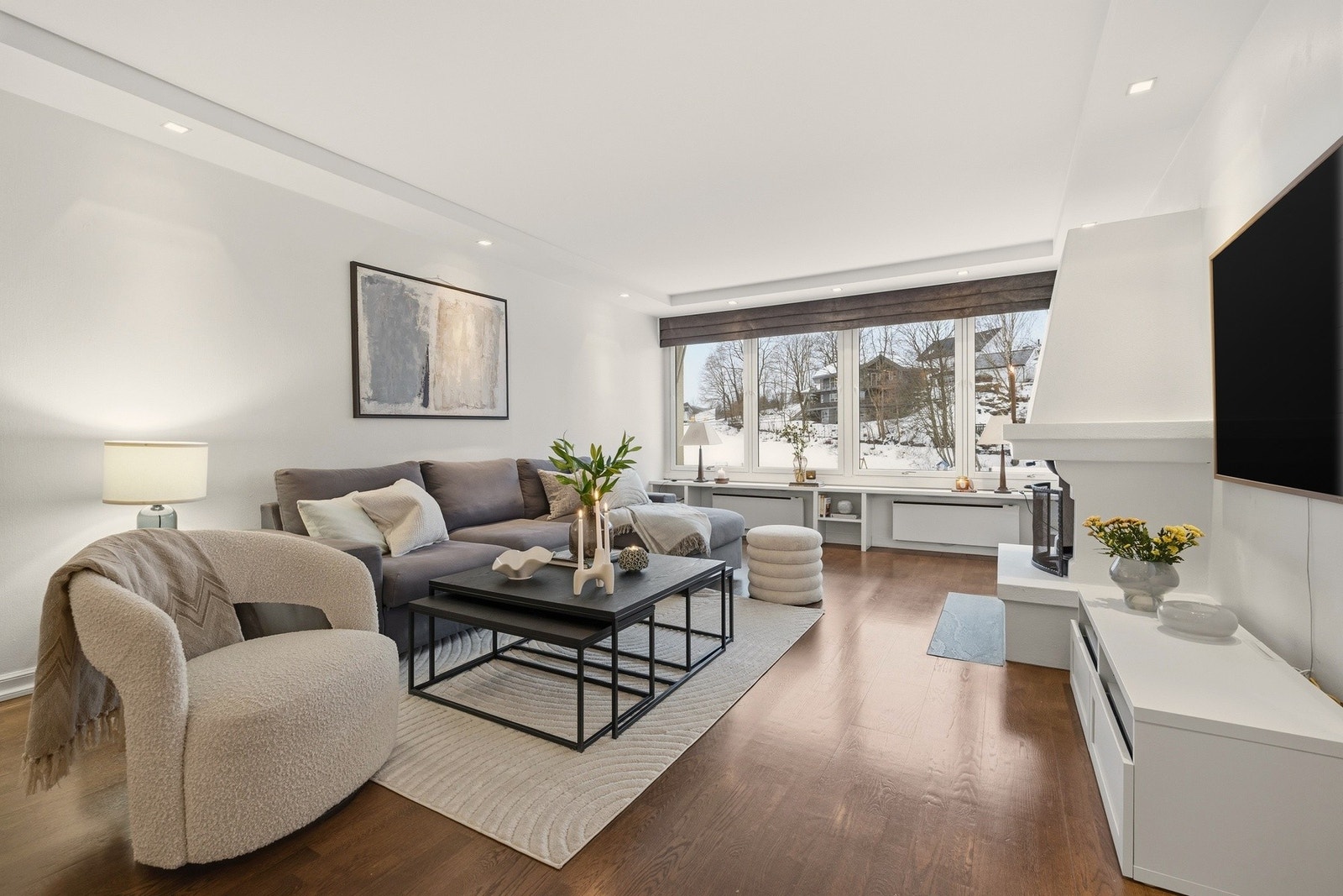 Stuen har flotte sosiale soner og er enkel å møblere Galleribilde