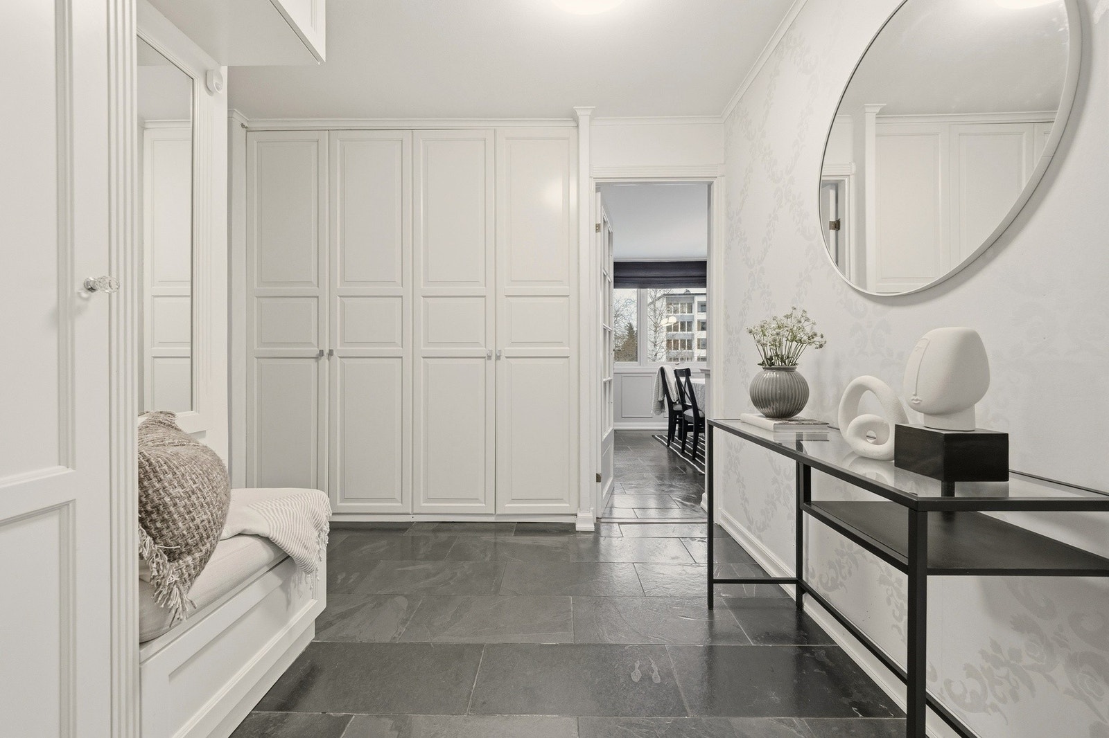 Entré med gode oppbevaringsmuligheter. Galleribilde