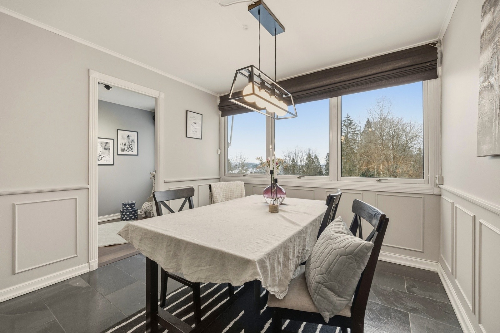 I tilknytning til stue og kjøkken er det plass til å innrede med spisebord. Galleribilde