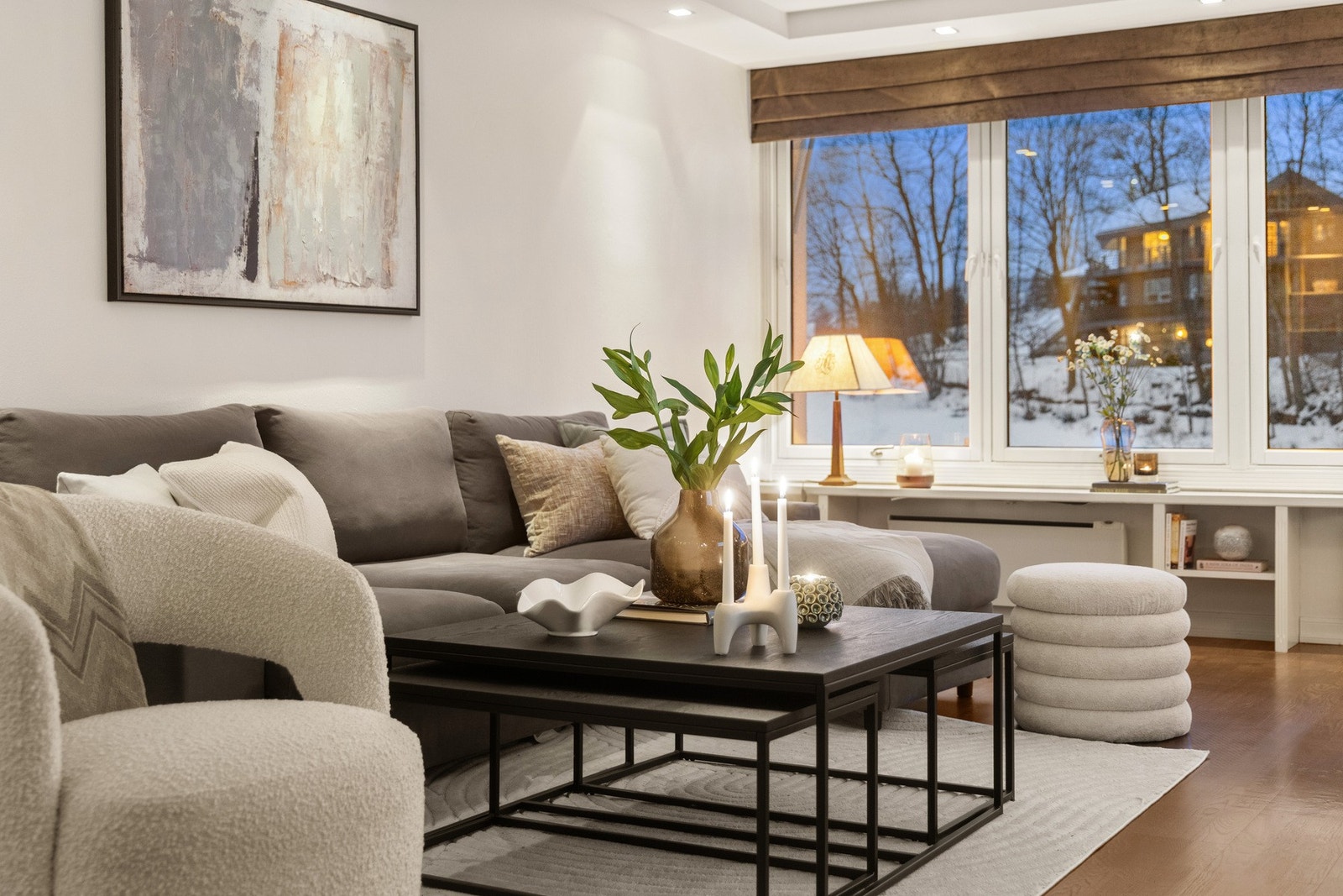 Luftig og masse naturlig lysinnslipp! Romslig stue med utgang til stor balkong. Galleribilde