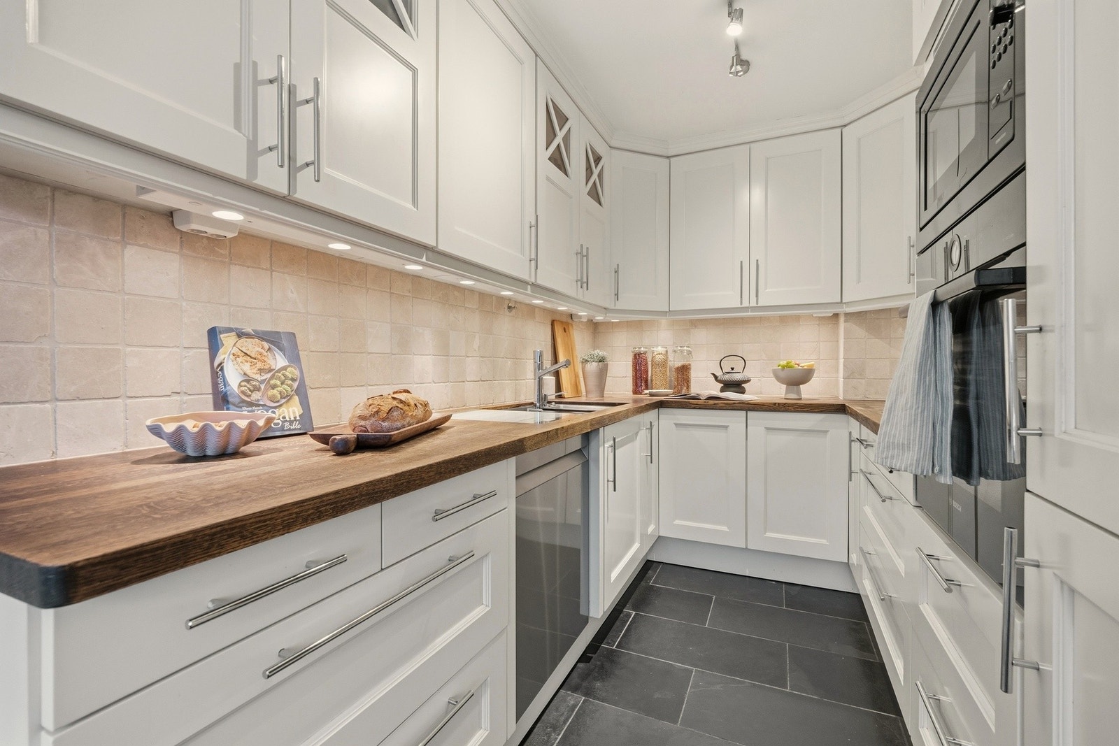 Pent kjøkken fra 2008 med profilerte fronter. Galleribilde