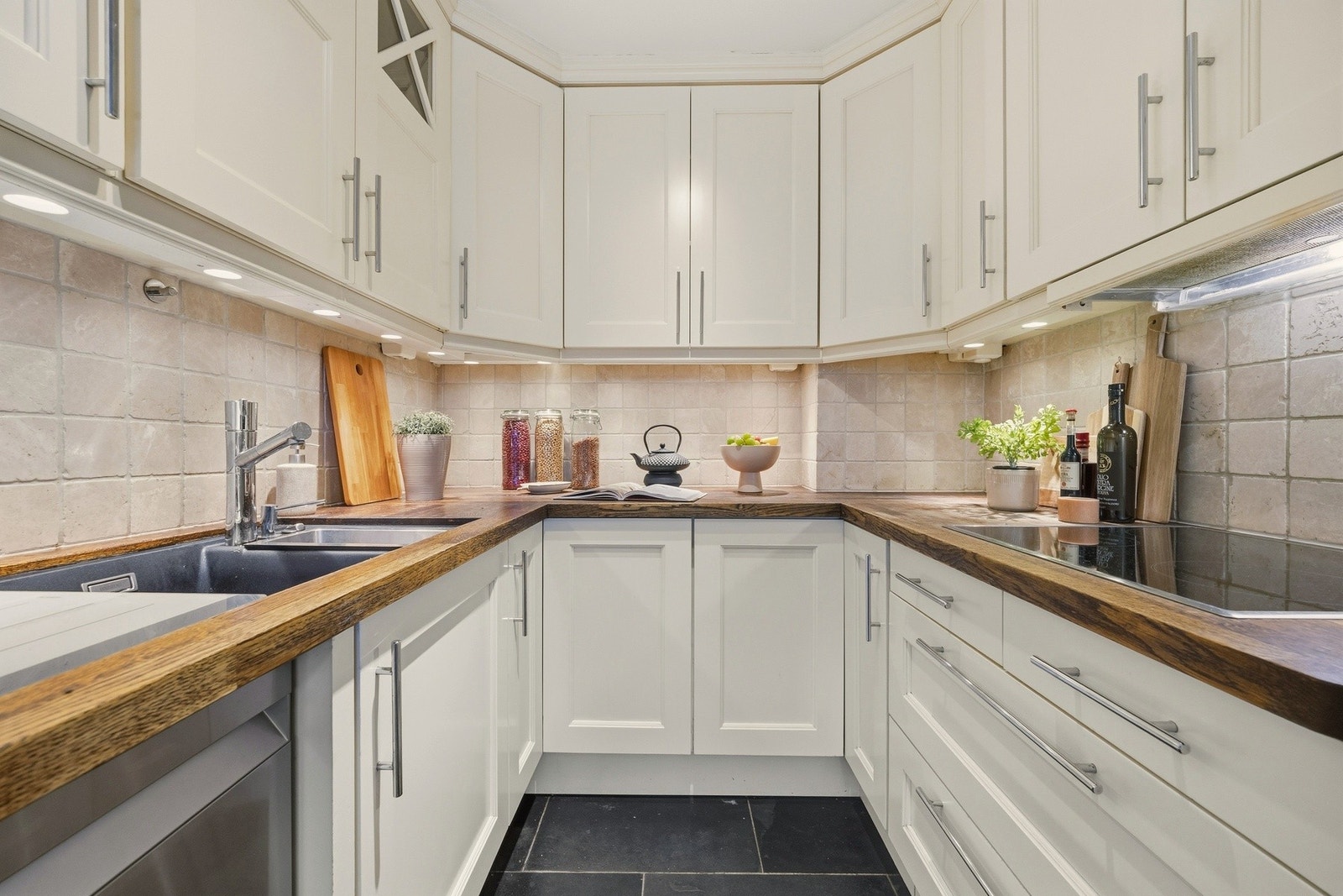 Rikelig oppbevaringsplass og fine arbeidsflater. Galleribilde