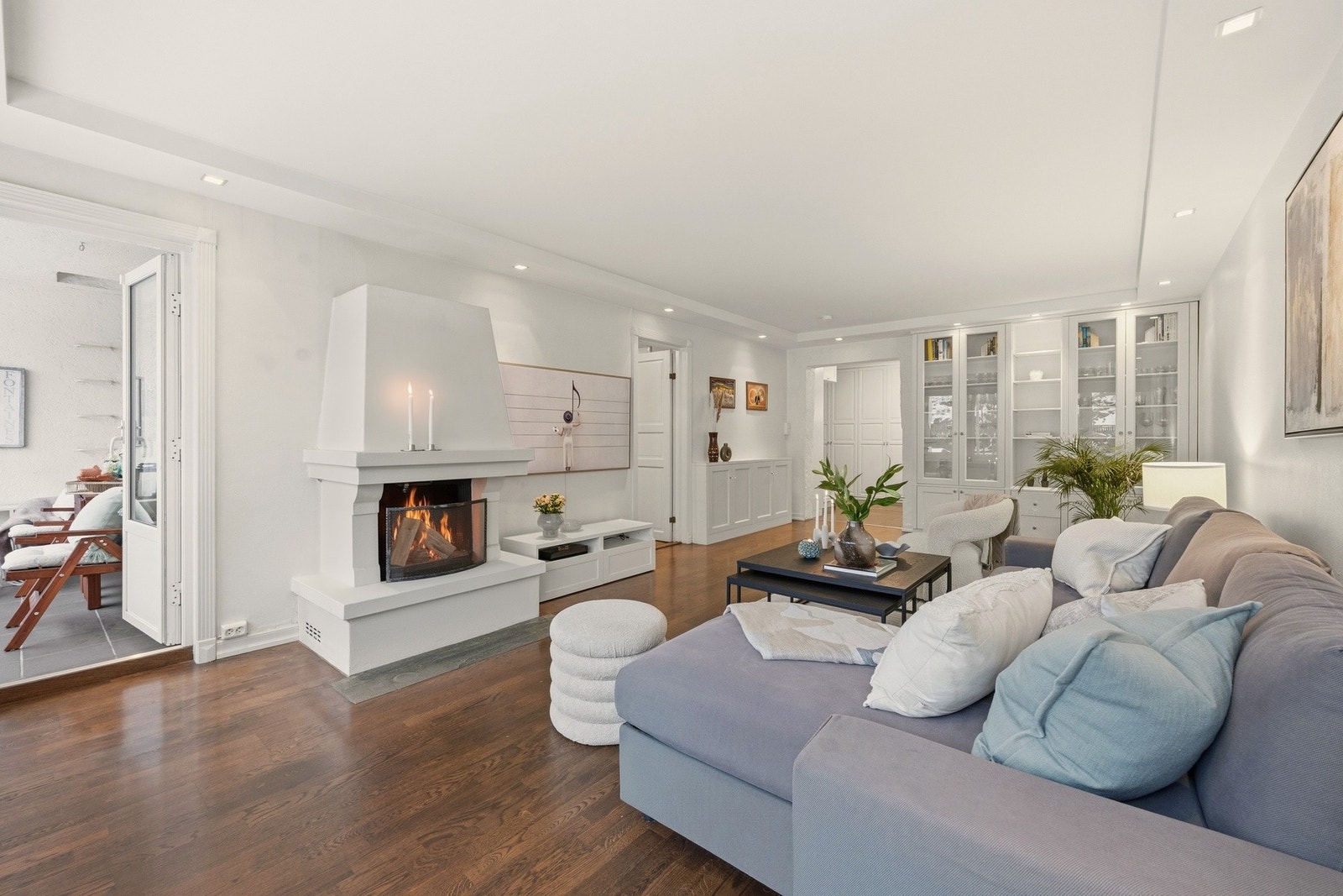 Peisen er sentralt plassert i stuen og bidrar til en lun og hyggelig atmosfære i rommet. Galleribilde