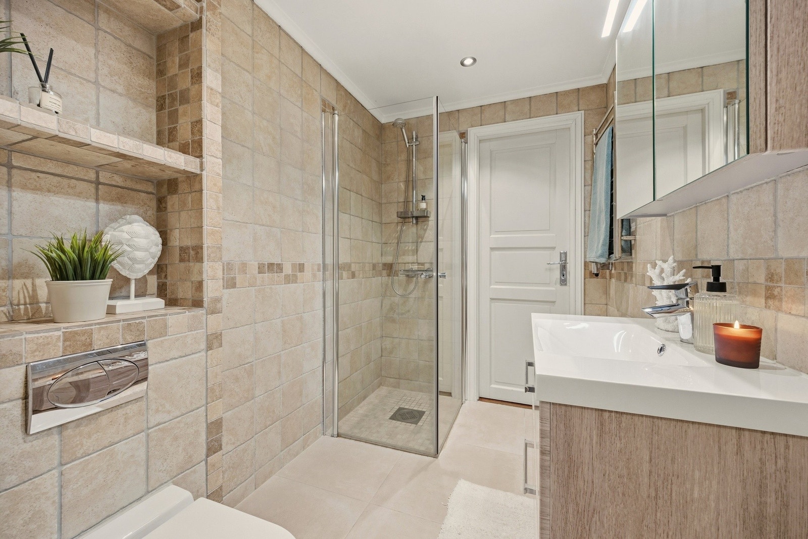 Fra badet er det direkte adkomst til vaskerommet. Galleribilde