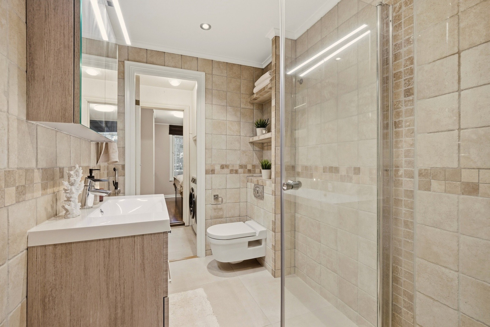 Stort, praktisk flislagt baderom. Galleribilde