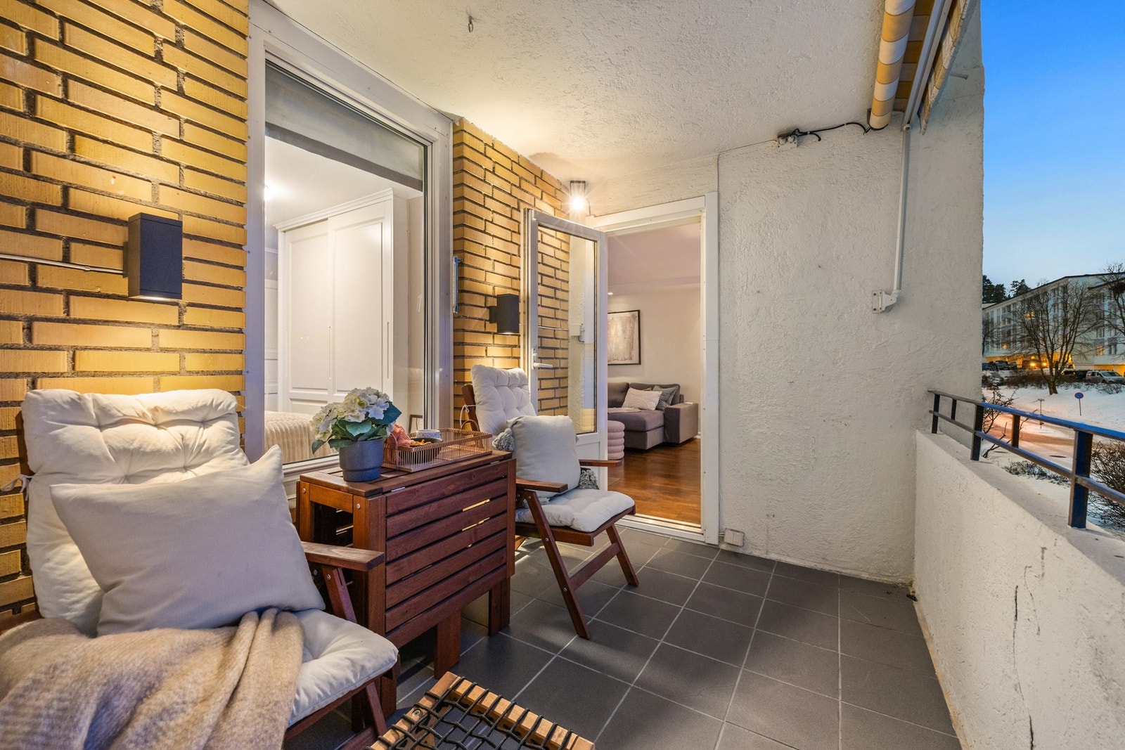 Fra stuen/ spisestuedelen er det utgang til en hyggelig balkong. Galleribilde