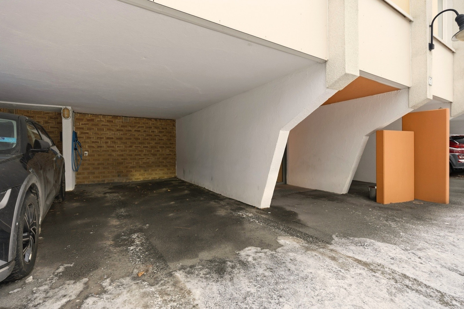 Leiligheten disponerer egen carport med elbillader. Galleribilde