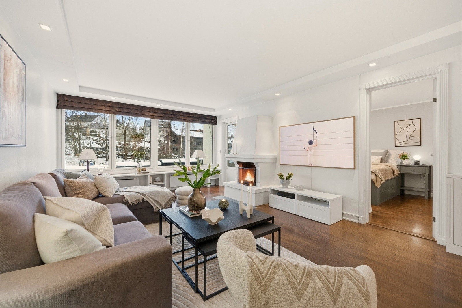 Her har du god plass til sofa og TV med tilhørende møblement Galleribilde