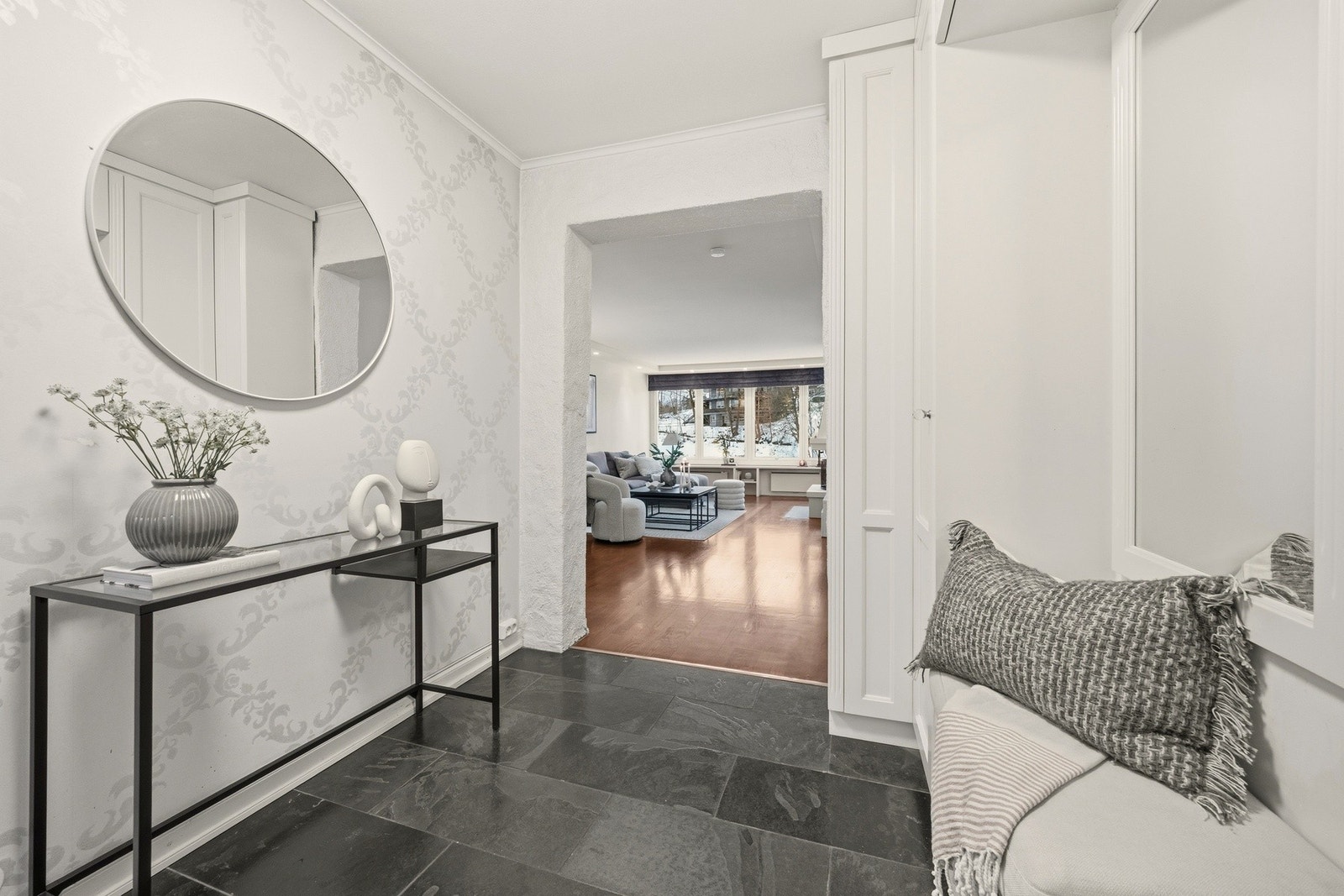 Boligen har en innbydende entré som gir et solid førsteinntrykk av boligen. Galleribilde